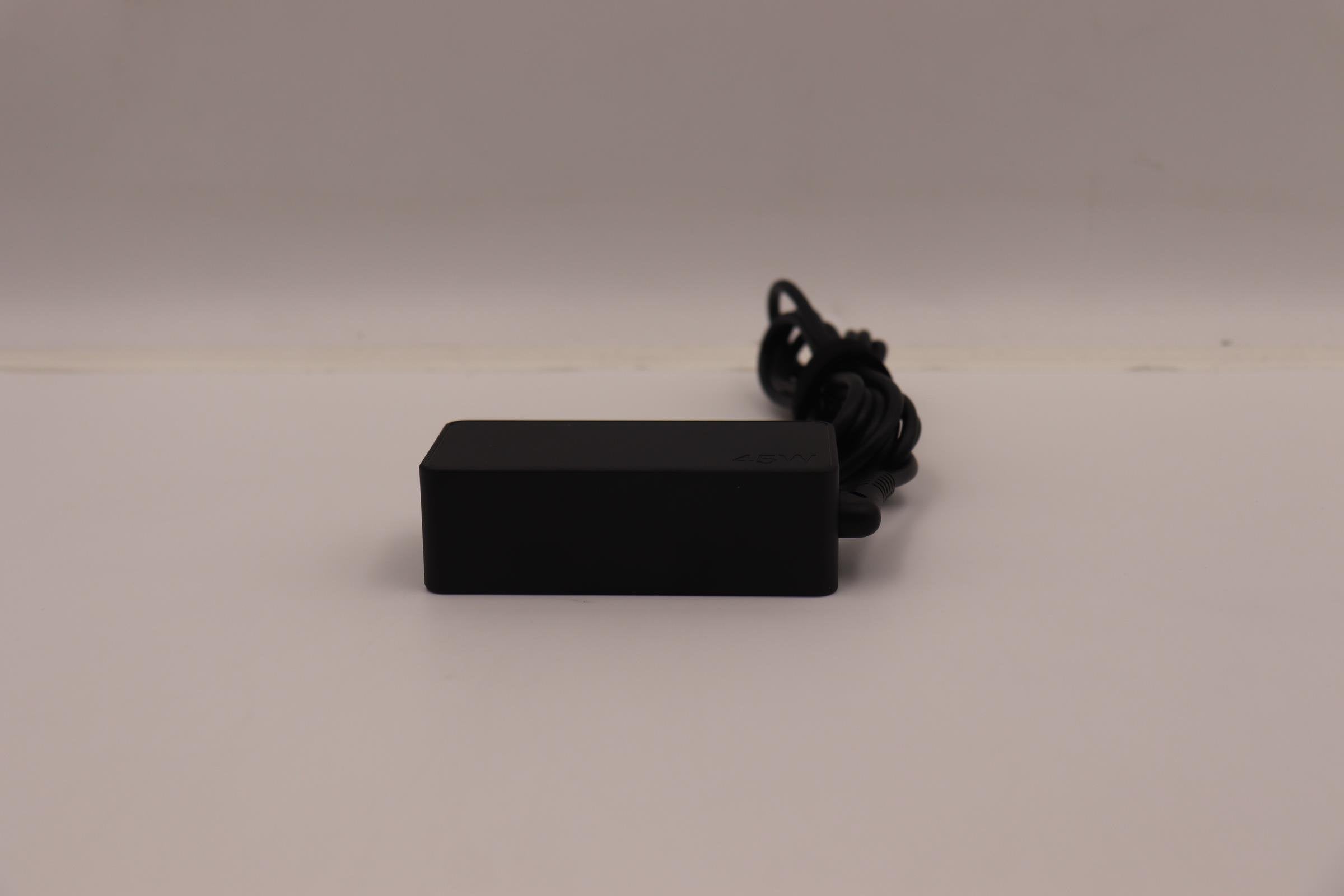 EAN 5715063427057 - Lenovo 5A10W86299 adaptador e inversor de corriente Interior 45 W Negro imagen 7