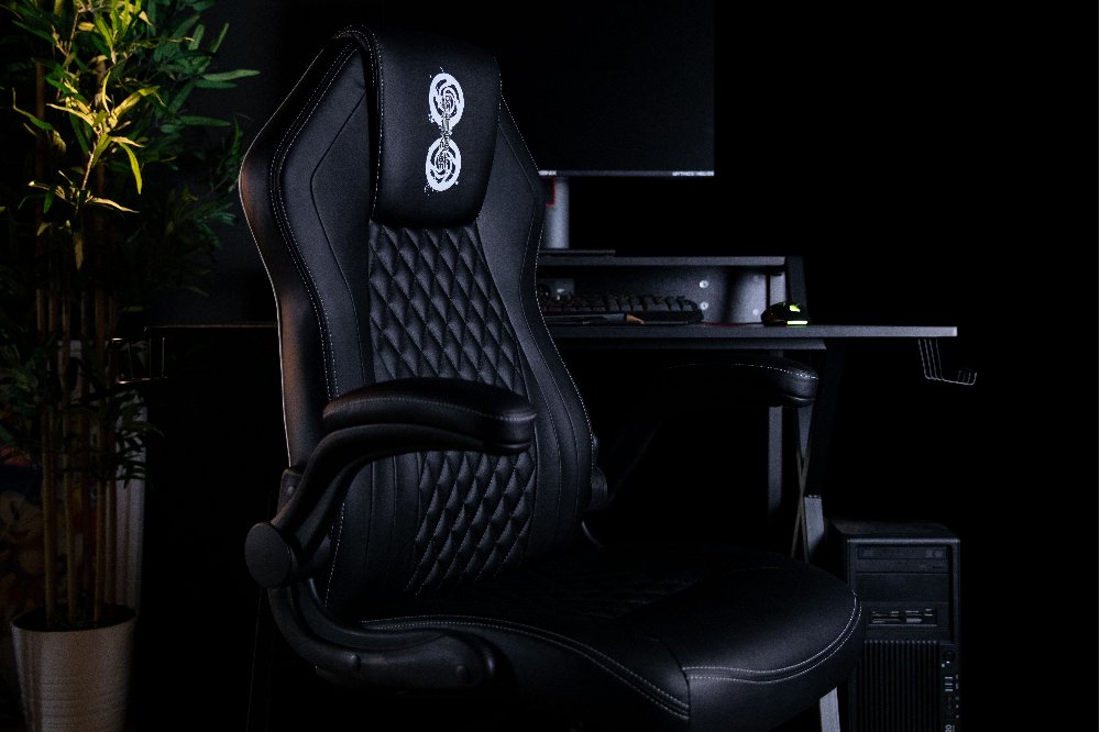 Silla Gamer Konix Jujutsu Kaisen Gran Comodidad Y Ergonomia Clase 4 / 100 Mm Color Blanco Y Negro
