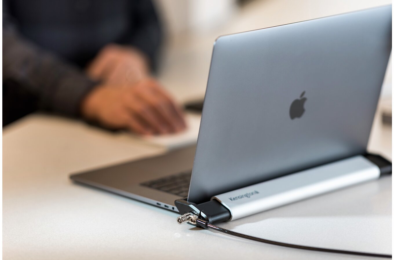 Kensington Dispositivo De Anclaje De Portátiles 2.0 Sin Candado Con Llave Maestra Para Macbook Y Ultrabook De 11" A 15 6" Plata 2 Años