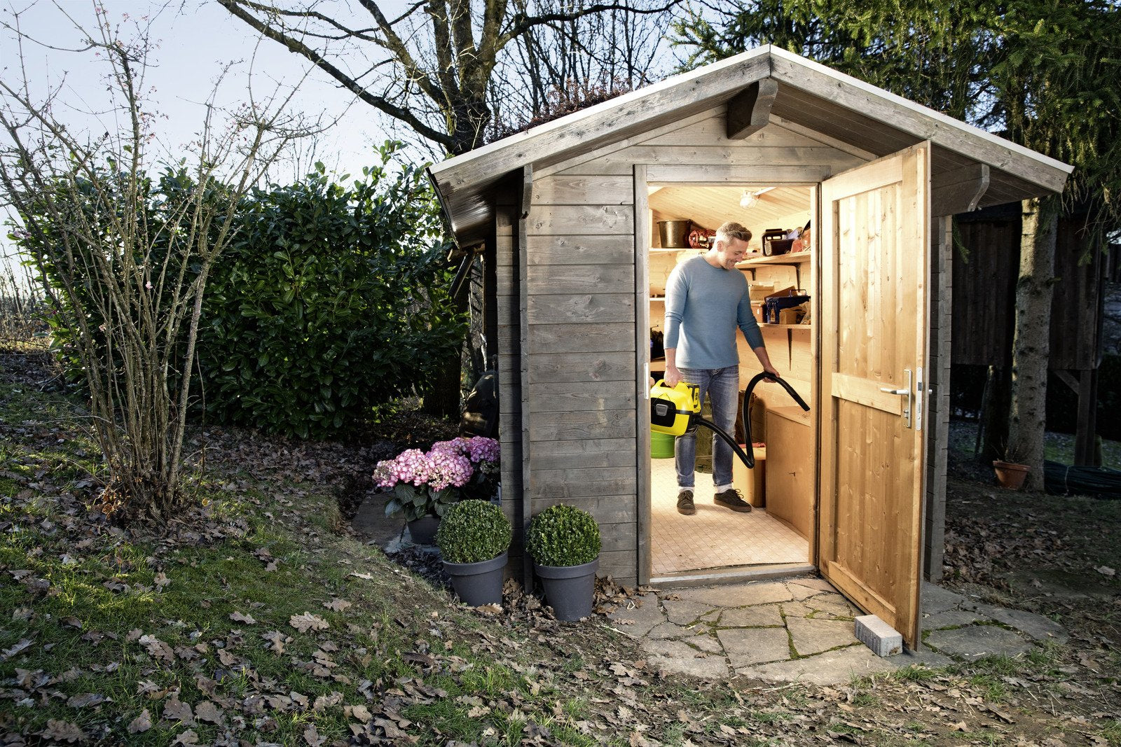 EAN 4054278353036 - Kärcher 1.198-300.0 aspiradora 7 L Aspiradora cilíndrica Secar 230 W Bolsa para el polvo imagen 8