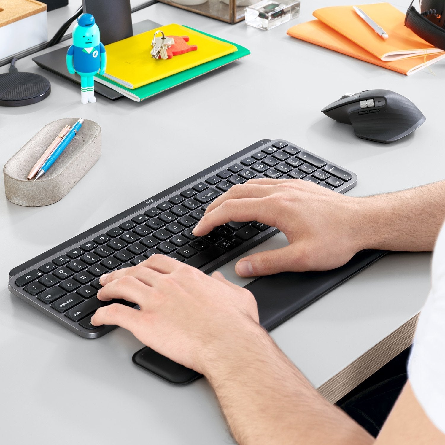 Teclado Inglés Logitech Mx Keys Plus Rf Wireless + Bluetooth Qwerty Grafito