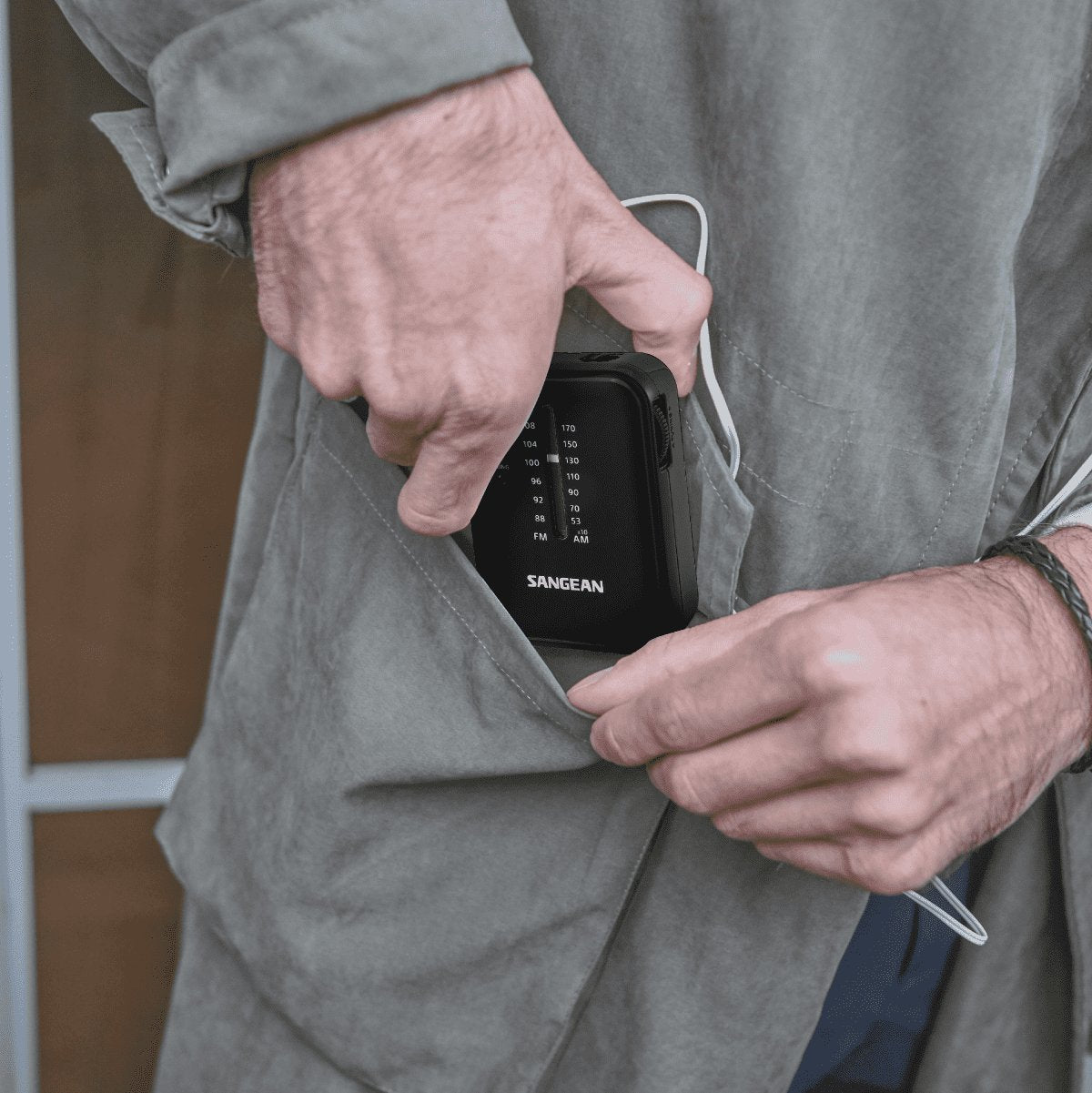 Sangean Sr-32 Negro Radio De Bolsillo Fm/Am Altavoz Integrado Jack Y Correa