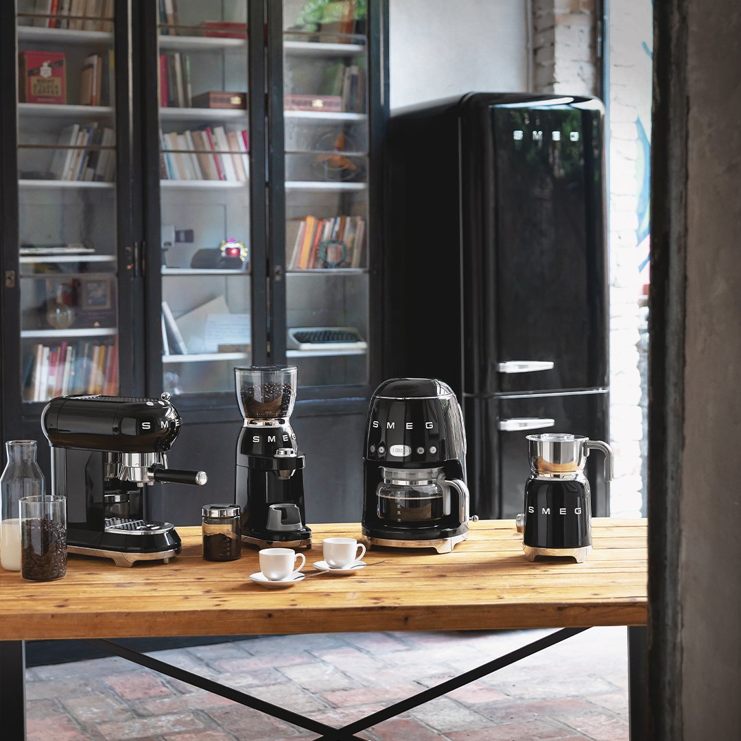 EAN 8017709316082 - Smeg MFF11BLEU espumador o calentador de leche Automatic milk frother/warmer Negro imagen 7
