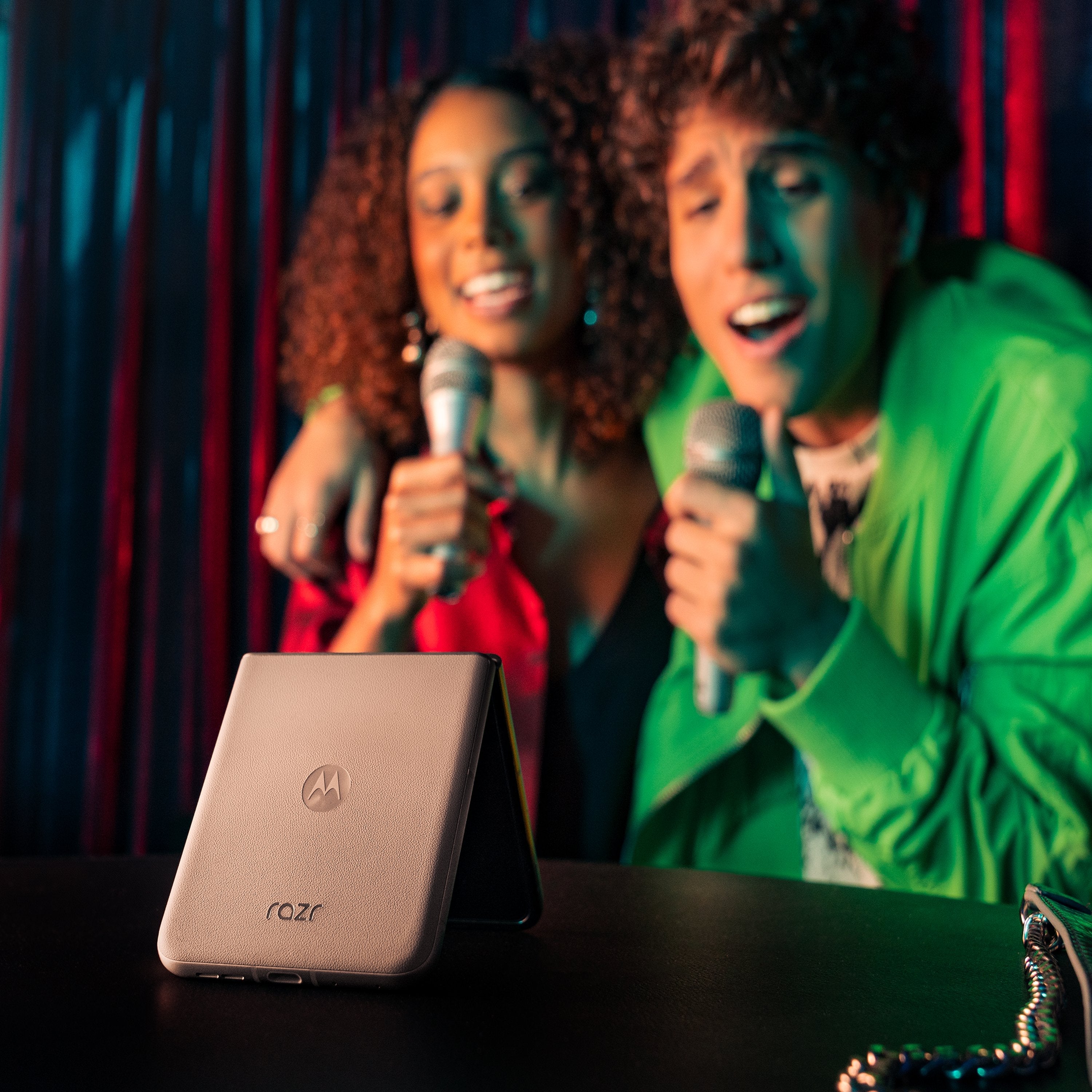 EAN 0840023261947 - Motorola razr 50 17,5 cm (6.9") SIM doble Android 14 5G USB Tipo C 8 GB 256 GB 4200 mAh Arena imagen 17