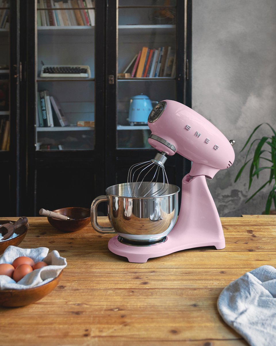 EAN 8017709319212 - Smeg SMF03PKEU batidora Batidora de varillas 800 W Rosa imagen 7