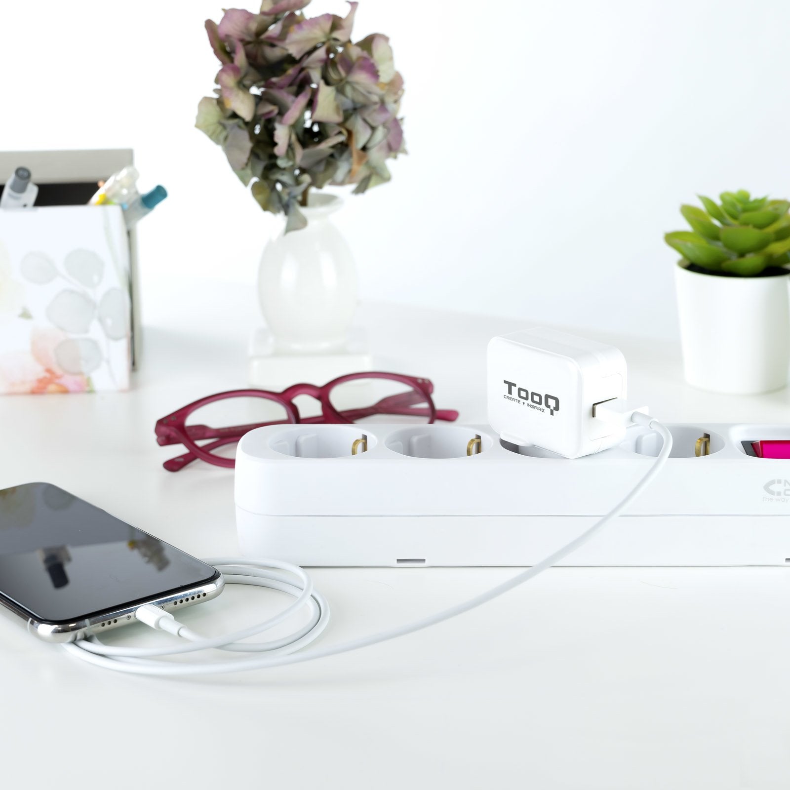 Tooq Cargador De Pared Usb 5v 2.4 A - 1 Puerto Usb - Blanco