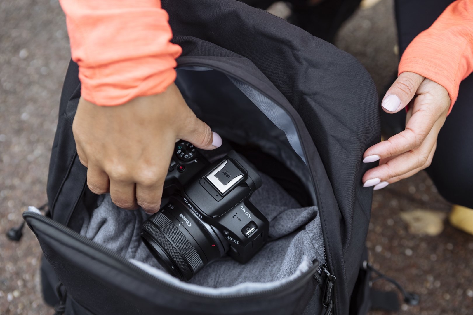 EAN 4549292205046 - Canon EOS R50, Black + RF-S 18-45mm F4.5-6.3 IS STM Kit MILC 24,2 MP CMOS 6000 x 4000 Pixeles Negro imagen 12