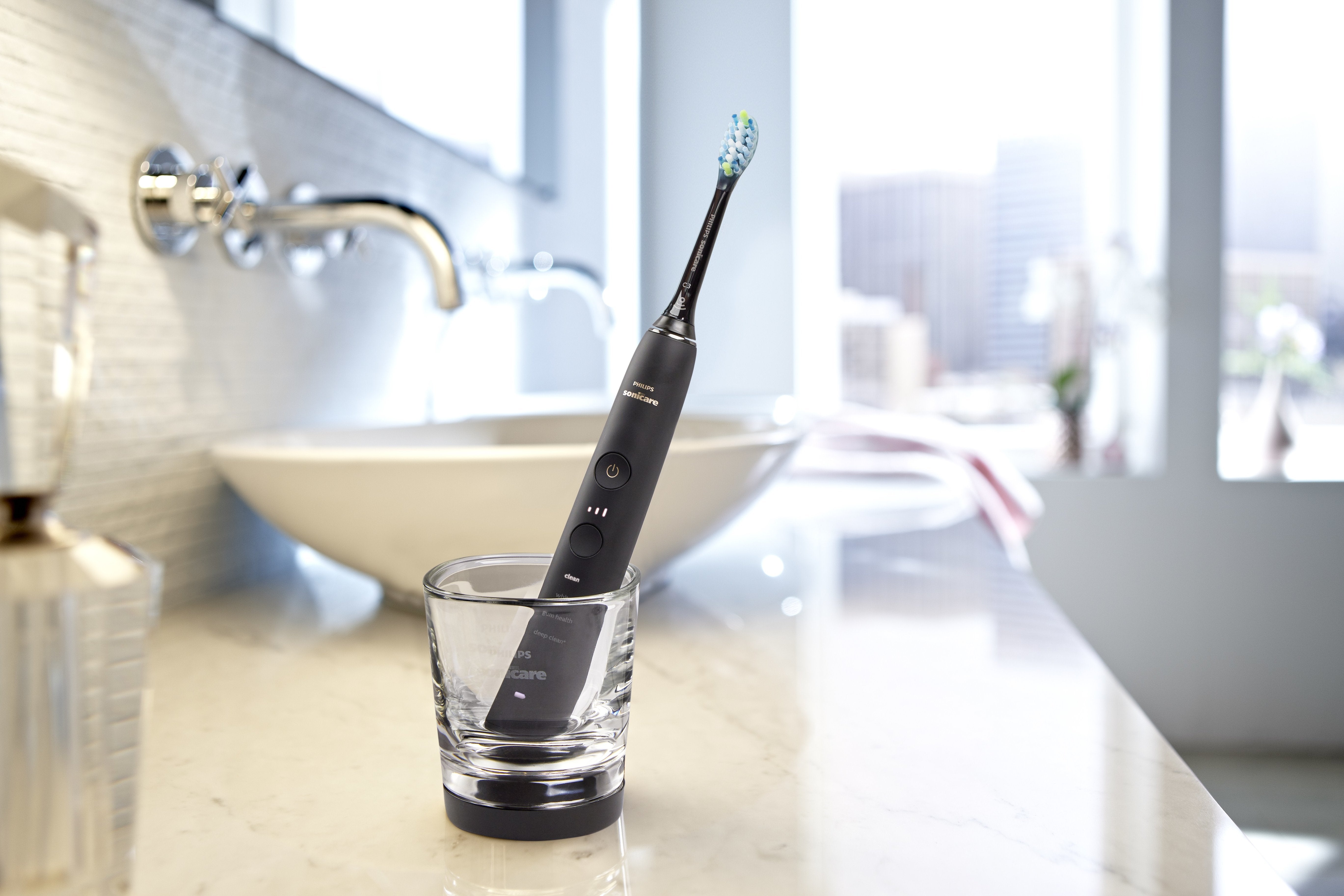 EAN 8710103935957 - Philips Sonicare DiamondClean HX9911/09 cepillo eléctrico para dientes Adulto Cepillo dental sónico Negro imagen 5