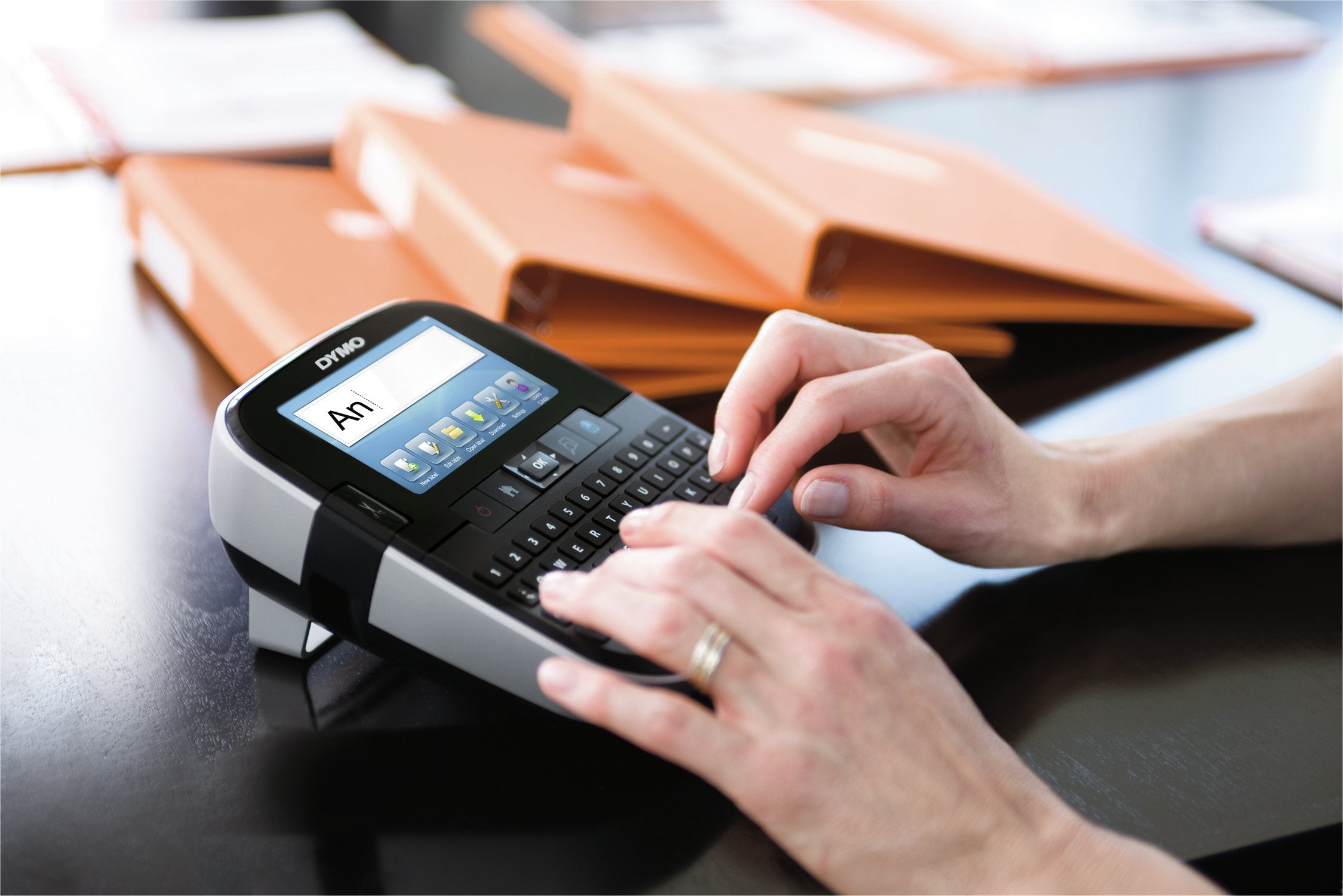 EAN 3501170946459 - DYMO LabelManager 500TS™ QWZ impresora de etiquetas Transferencia térmica 300 x 300 DPI 20 mm/s D1 QWERTZ imagen 10