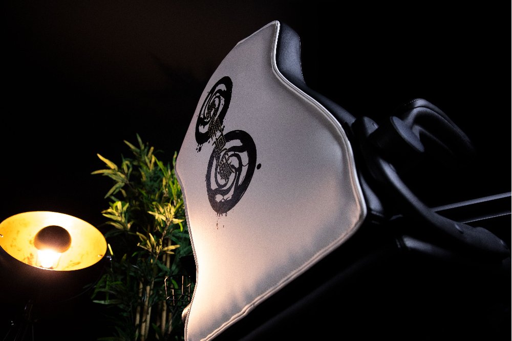 Silla Gamer Konix Jujutsu Kaisen Gran Comodidad Y Ergonomia Clase 4 / 100 Mm Color Blanco Y Negro