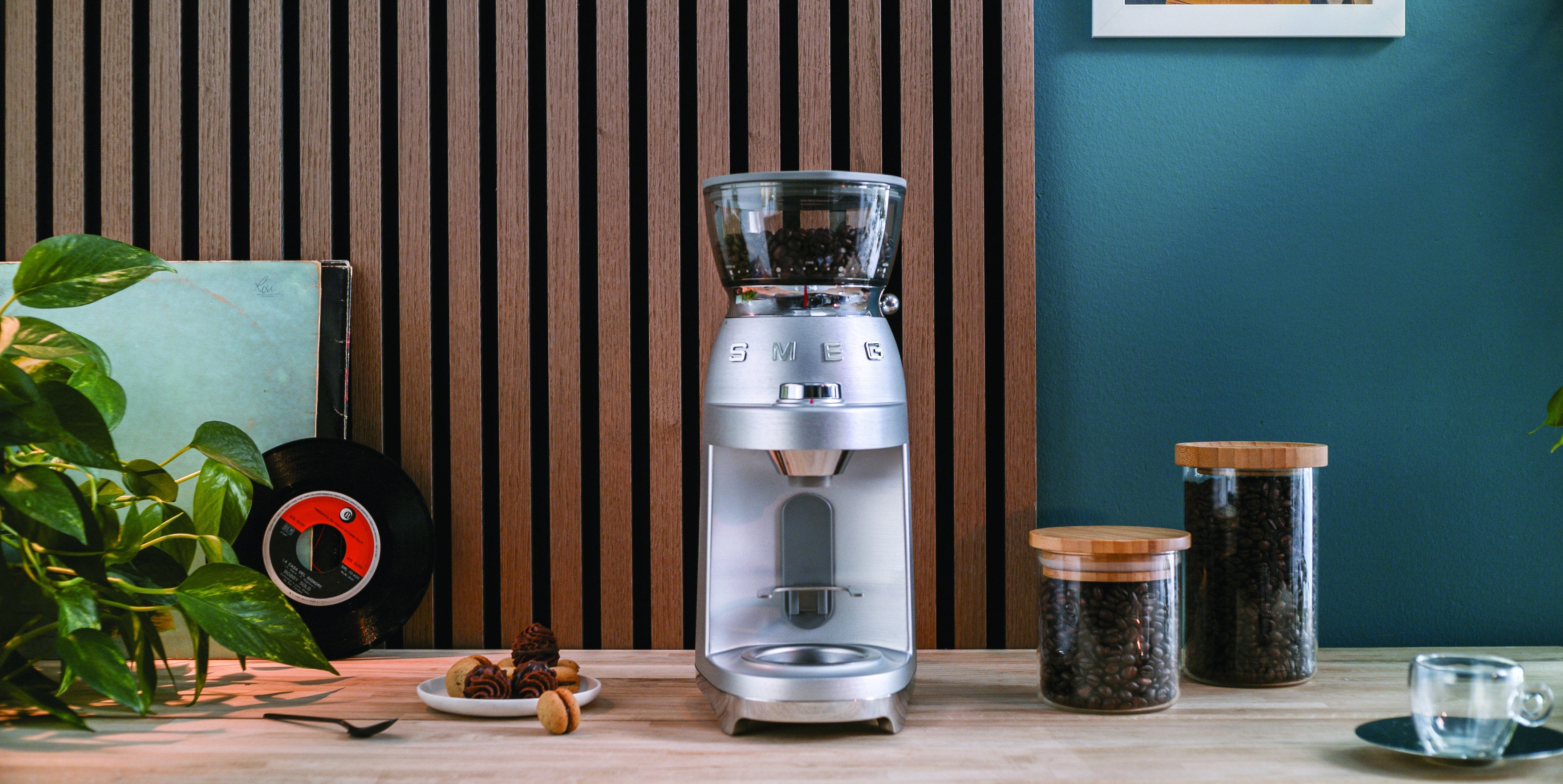 EAN 8017709339883 - Smeg CGF02SSEU molinillo de café 150 W Aluminio imagen 16