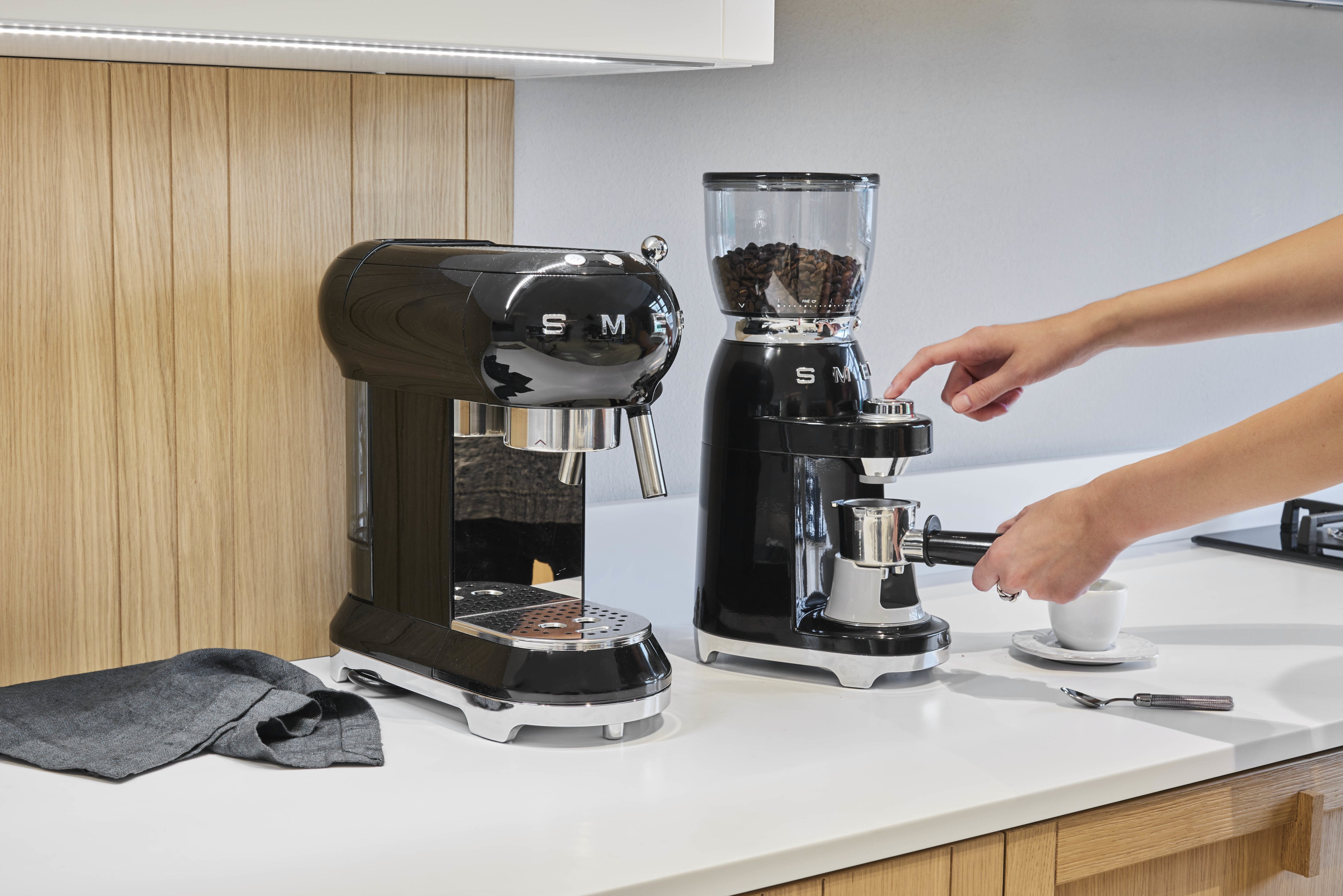 EAN 8017709317966 - Smeg CGF11BLEU molinillo de café 150 W Negro imagen 13