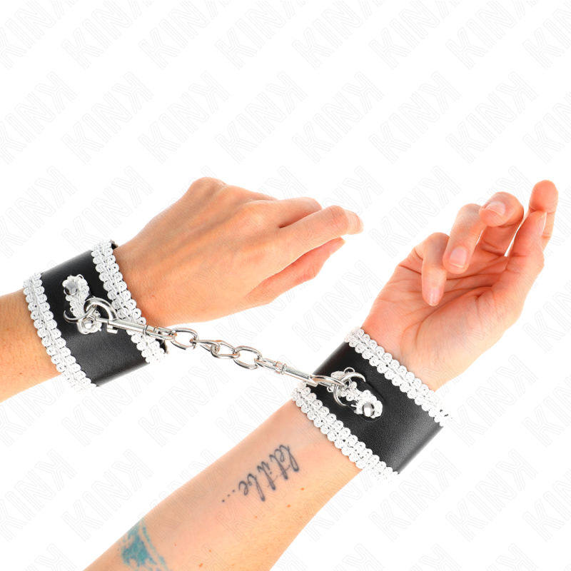 Kink - Muñequeras Negro Con Encaje Decorativo Blanco Ajustable 20-23 Cm X 5.5 Cm