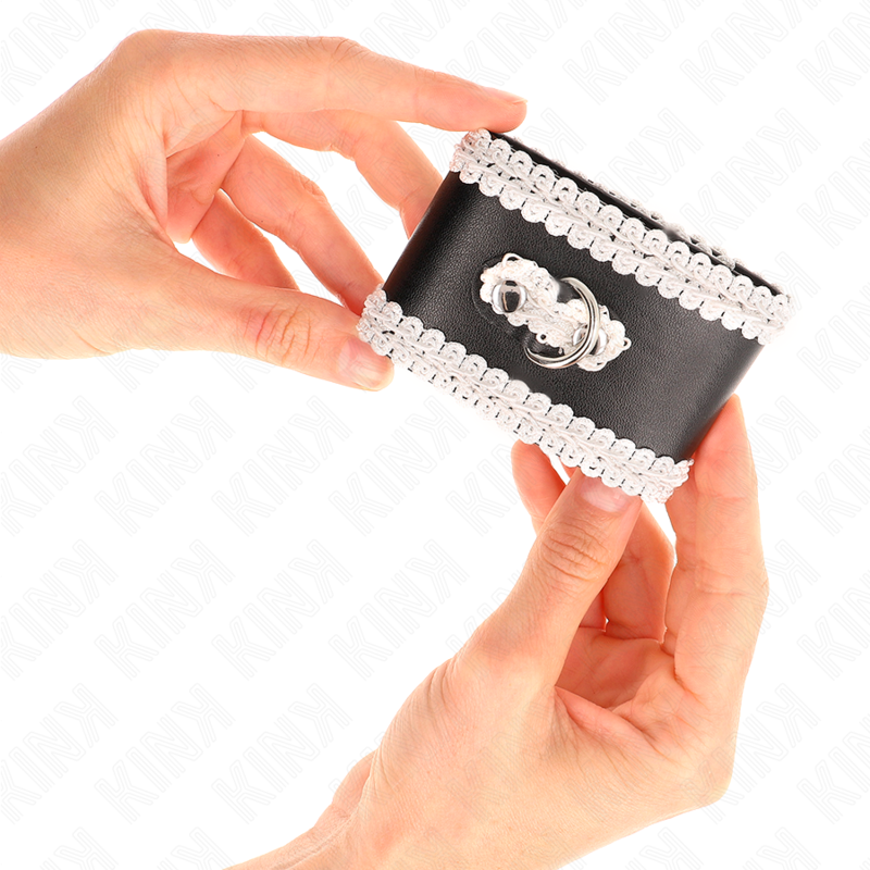 Kink - Muñequeras Negro Con Encaje Decorativo Blanco Ajustable 20-23 Cm X 5.5 Cm