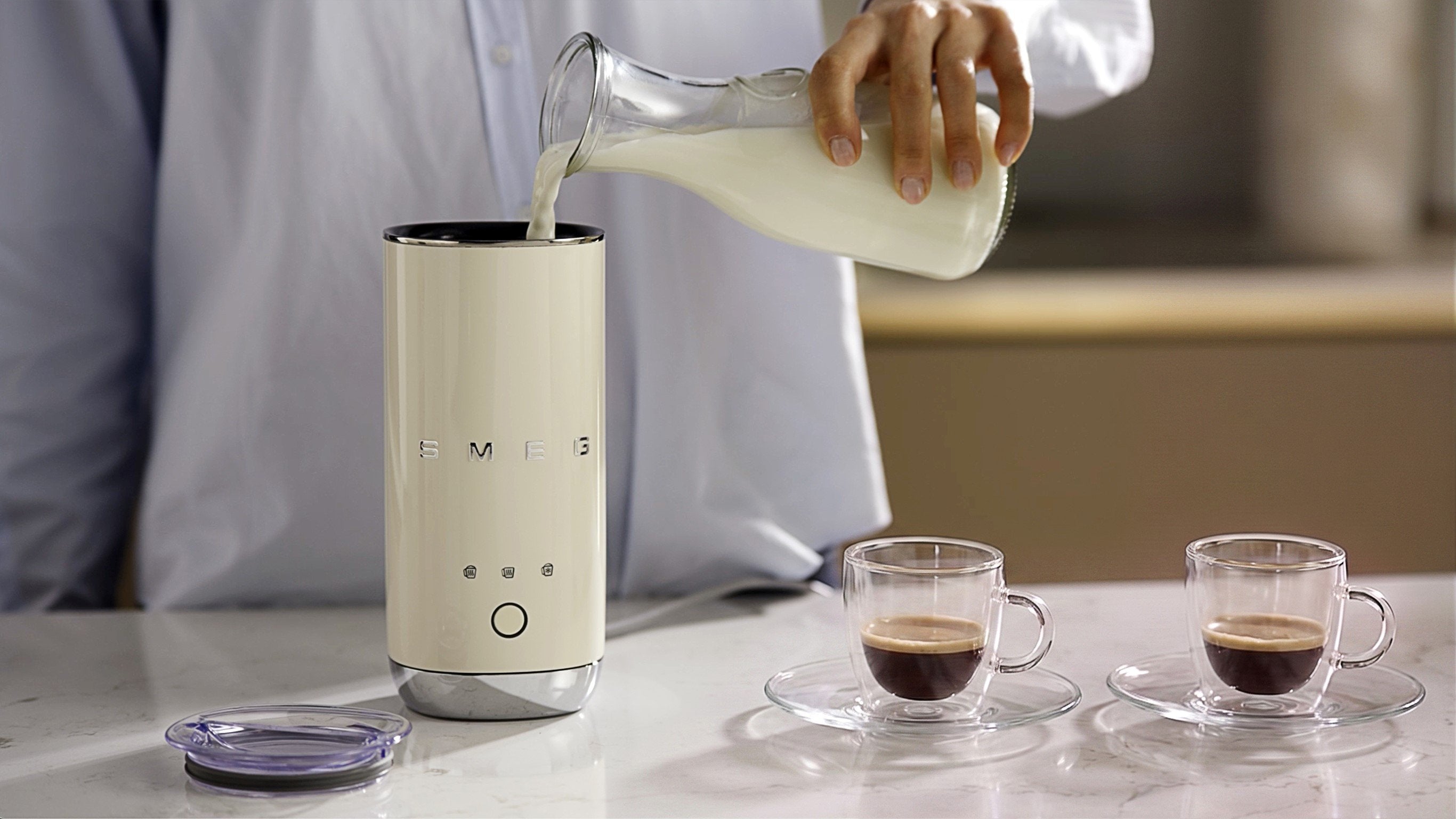 EAN 8017709353162 - Smeg MFF02CREU espumador o calentador de leche Calentador/espumador de leche automático Crema de color imagen 33