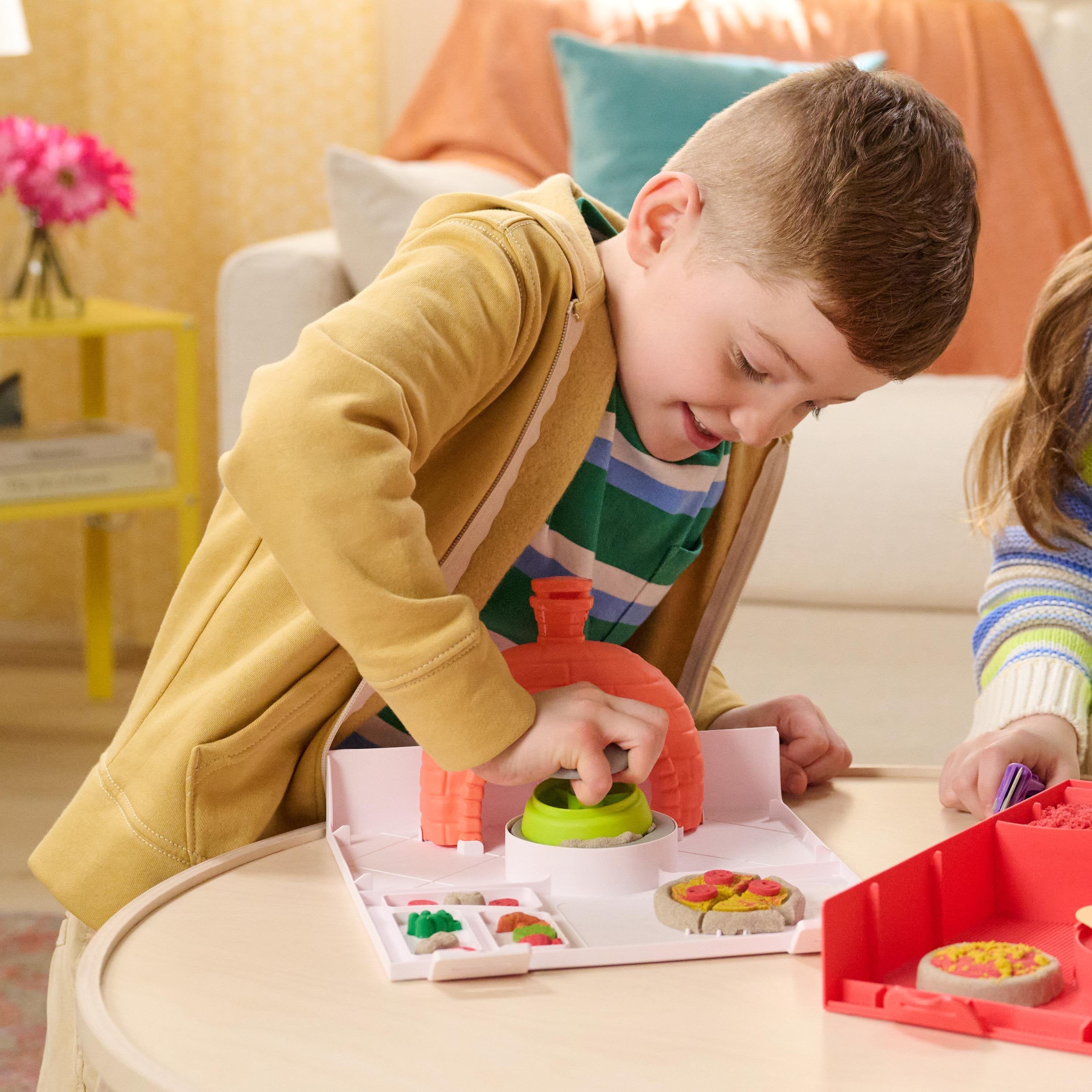 Spinmaster Kinetic Sand - Squish Pizza Set (453 Gramm Sand) 6072551