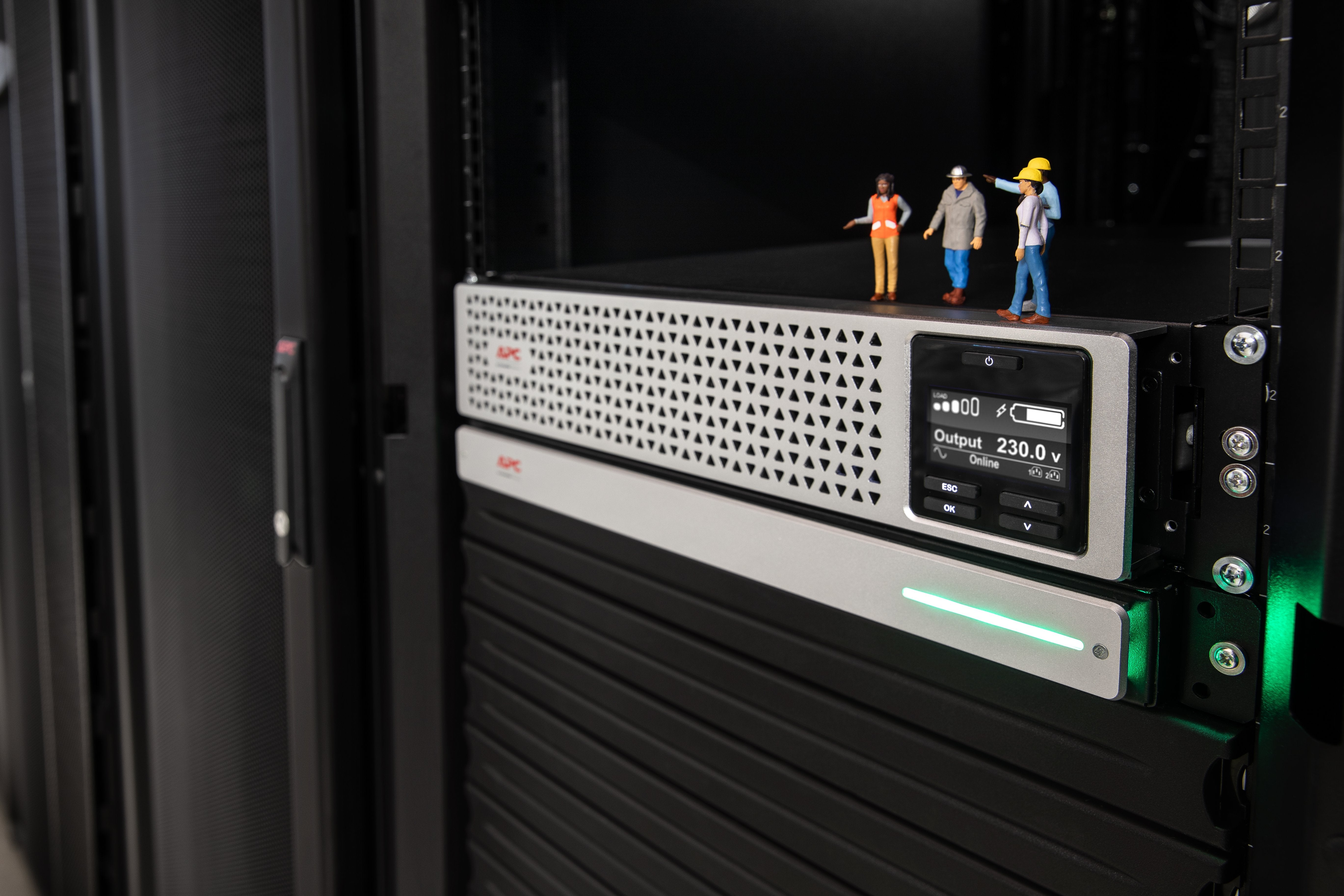 EAN 8592978145736 - APC SRTL1000RMXLI-NC sistema de alimentación ininterrumpida (UPS) Doble conversión (en línea) 1 kVA 900 W imagen 8