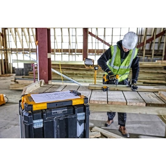 Portapapeles Ttak Dewalt, Amarillo Base/Negro, Con Luz Led De 180 ° Dwst82732-1