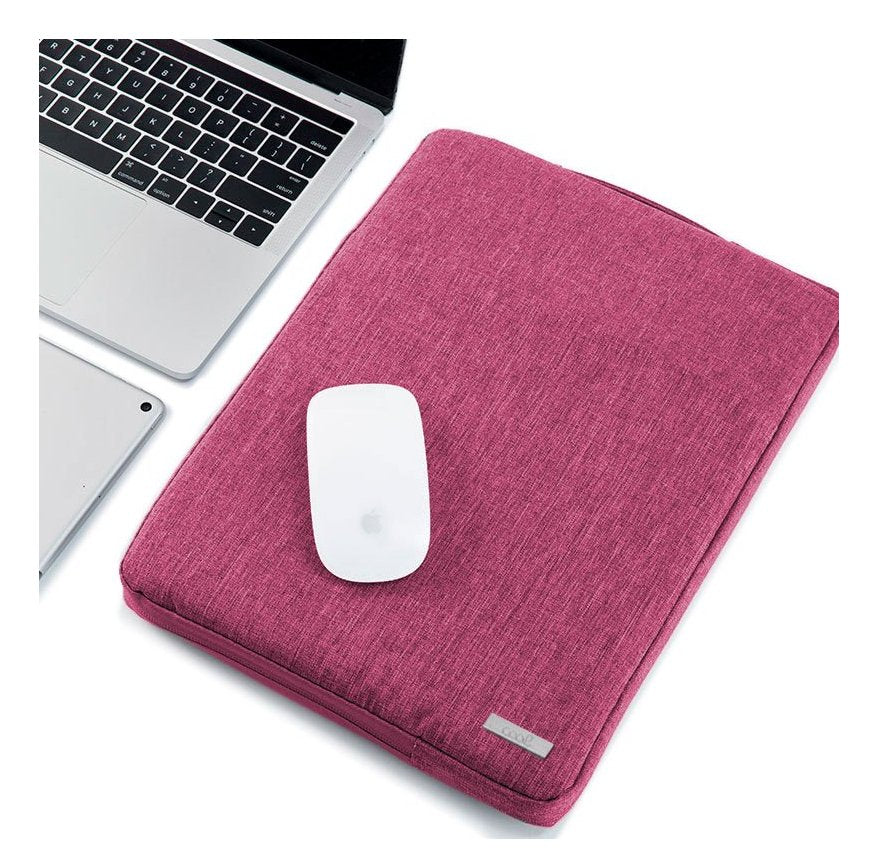 Funda Para Portátil De 13-15 Pulgadas Cool Versus. 
Protege Tus Dispositivos Más Queridos A Prueba De Goples, Salpicaduras De Agua, Polvo, Arañazos...
Fabricado En Poliéster, Con Interior Acolchado. Funda De Un Solo Bo