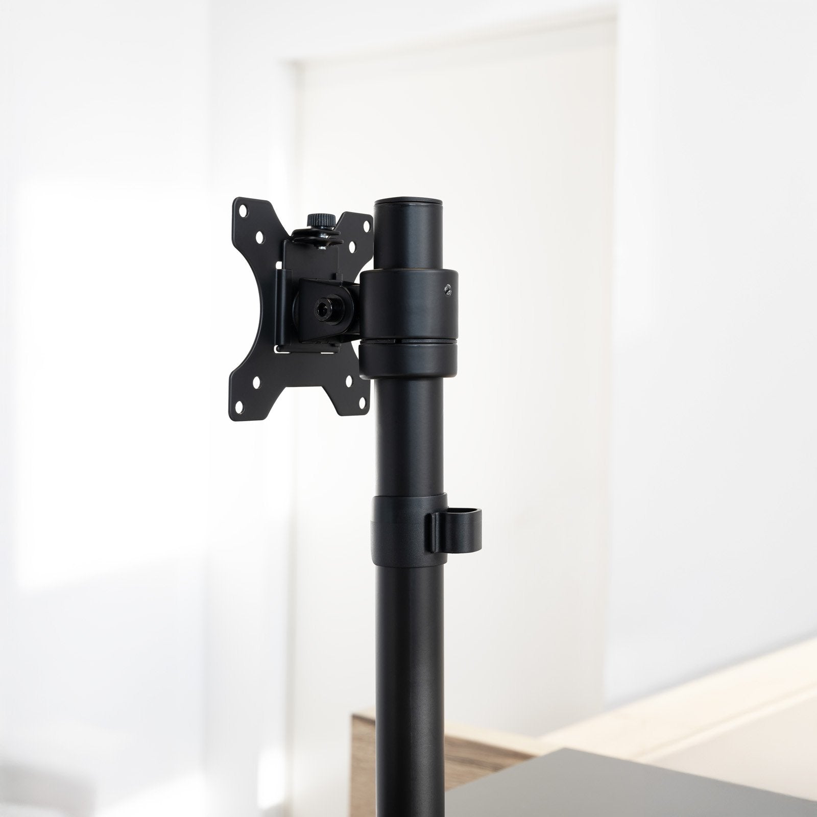 Soporte De Mesa Para Monitor Tooq Db1131tn-B Giratorio Inclinable Hasta 8kg