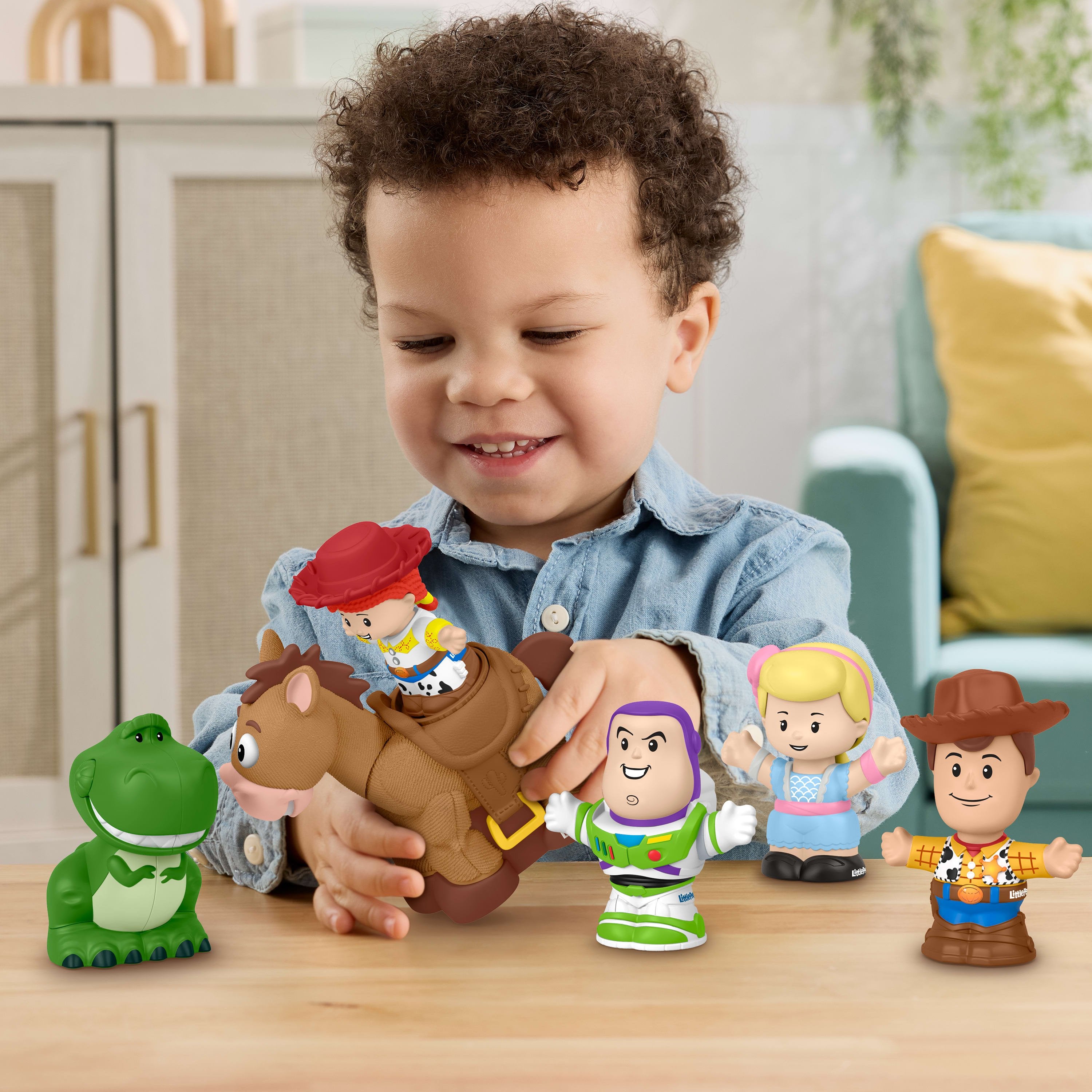 EAN 0194735345250 - Fisher-Price Little People JKB08 figura de juguete para niños imagen 4
