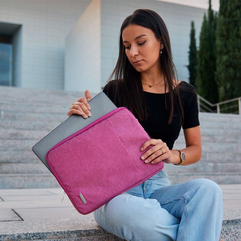 Funda Para Portátil De 13-15 Pulgadas Cool Versus. 
Protege Tus Dispositivos Más Queridos A Prueba De Goples, Salpicaduras De Agua, Polvo, Arañazos...
Fabricado En Poliéster, Con Interior Acolchado. Funda De Un Solo Bo