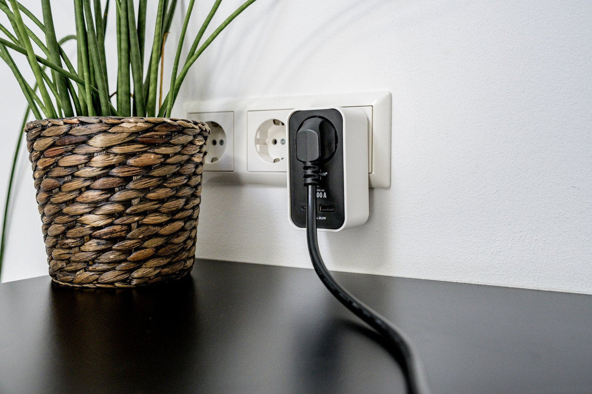 Brennenstuhl Adaptador Con Protección Contra Sobretensiones 13.500 A Usb A Y C
