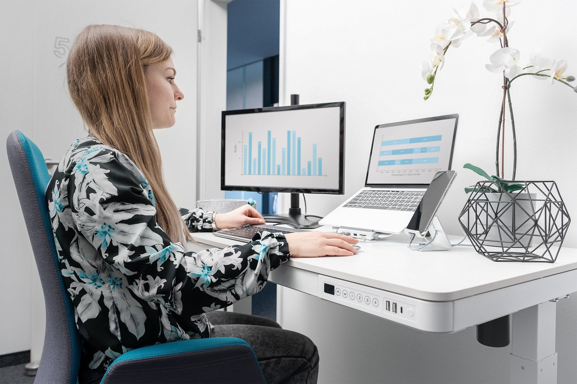 Digitus Elektr. Höhenvermellbarer Schreibtisch, Usb + Schub (Speditionsversand)
