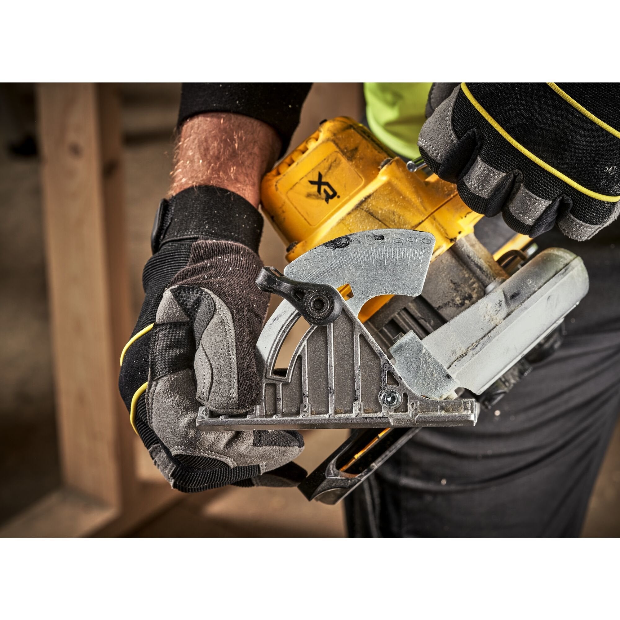 EAN 5035048739969 - DeWALT DCS565N-XJ sierra circular portátil 2400 W imagen 8