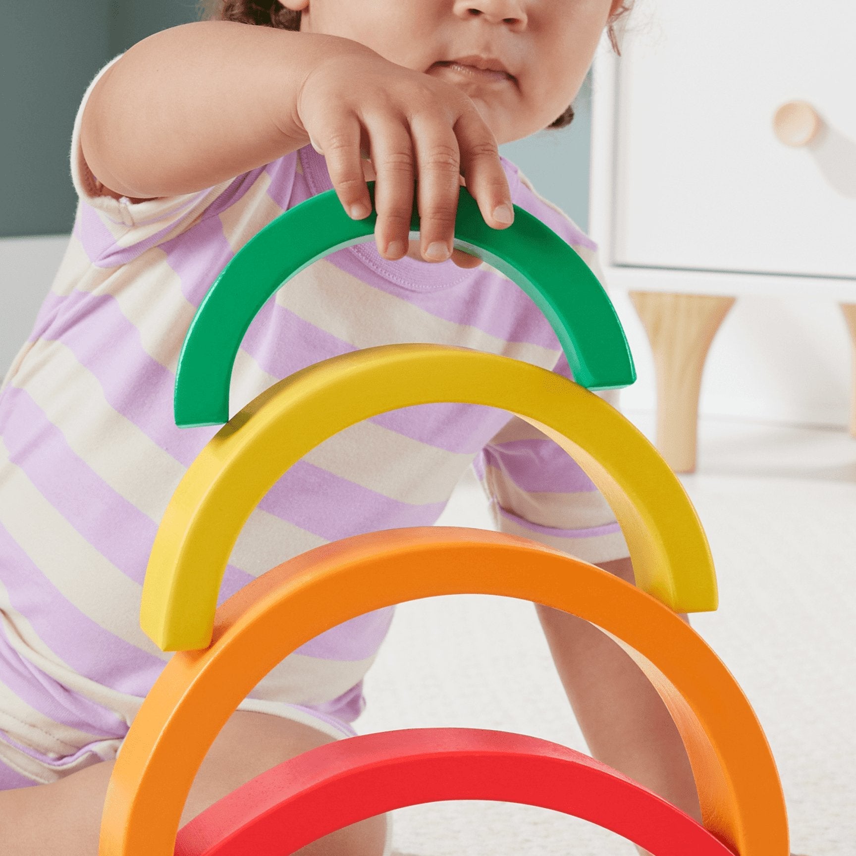 EAN 0194735238316 - Fisher-Price Wooden Stacking Rainbow imagen 5