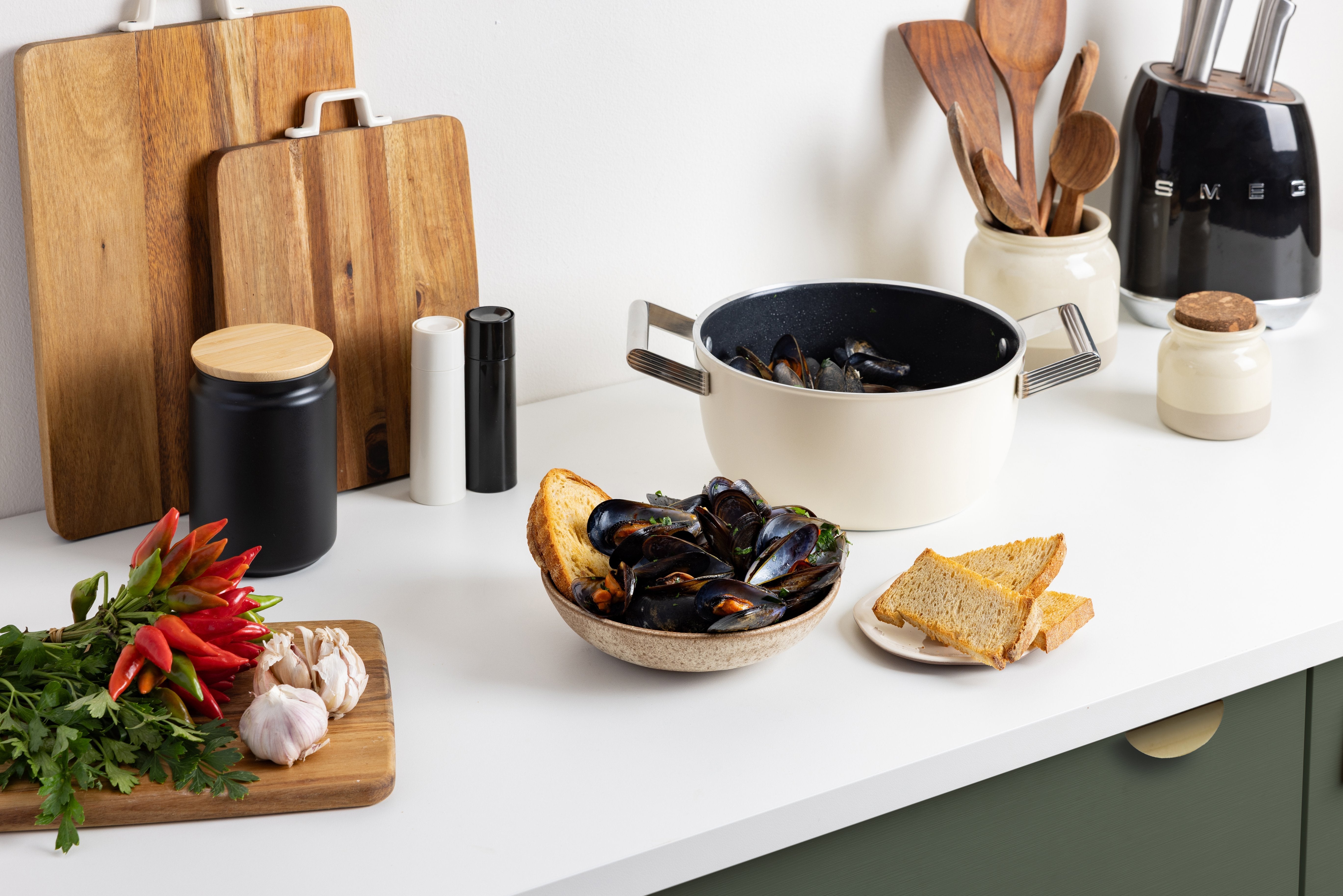Smeg Csf2412crm Kasserolle, 24 Cm, Keramik, Edelstahlgriff, Cremefarben Matt