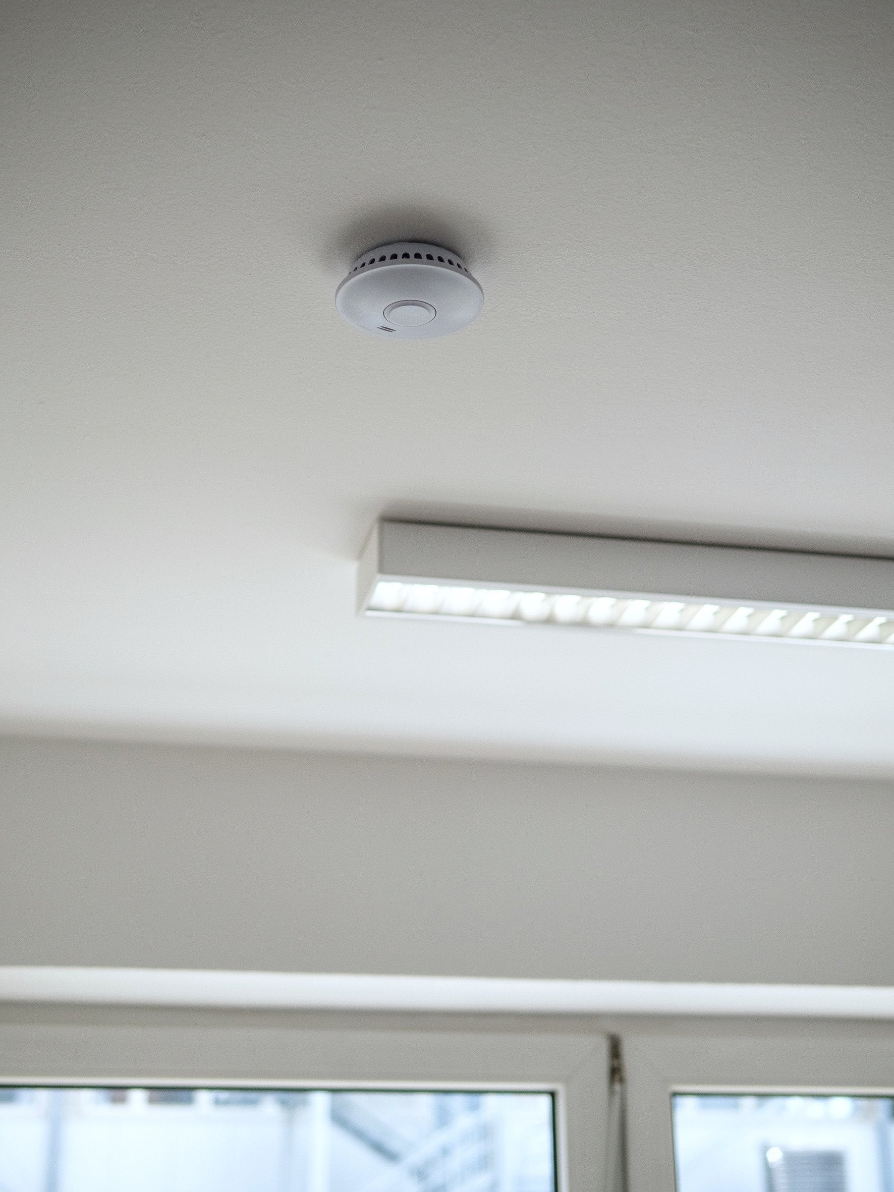 Detector De Humo Rm L 3101 Conectable Por Radiocomunicación (Hasta 40 Detectores Conectables, Con Batería De 10 Años, Probado Según Din En 14604)