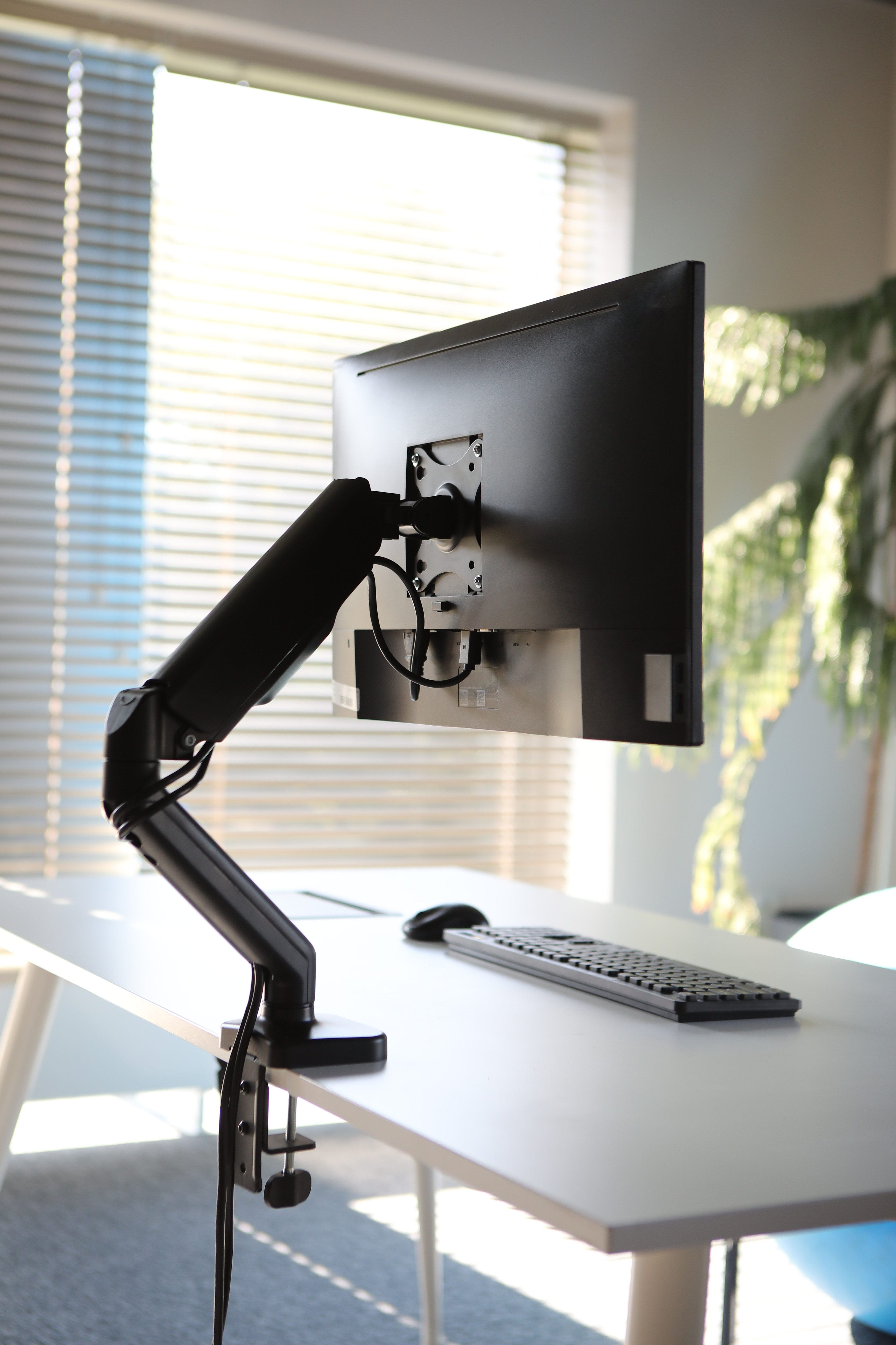 Savio Um-01 Soporte De Escritorio Para Monitor 17'' - 32'', 2 - 9 Kg, Resorte De Gas