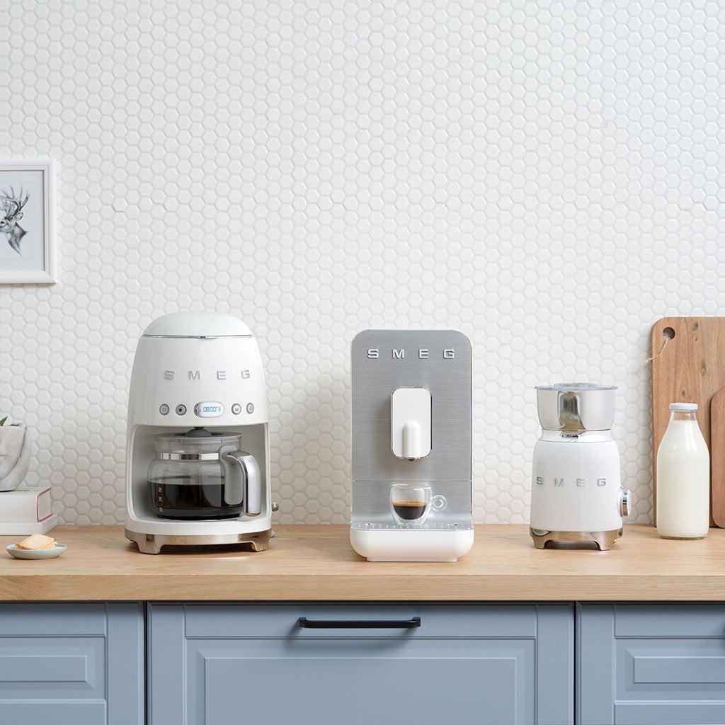 EAN 8017709280550 - Smeg DCF02WHEU cafetera eléctrica Totalmente automática Cafetera de filtro 1,4 L imagen 5
