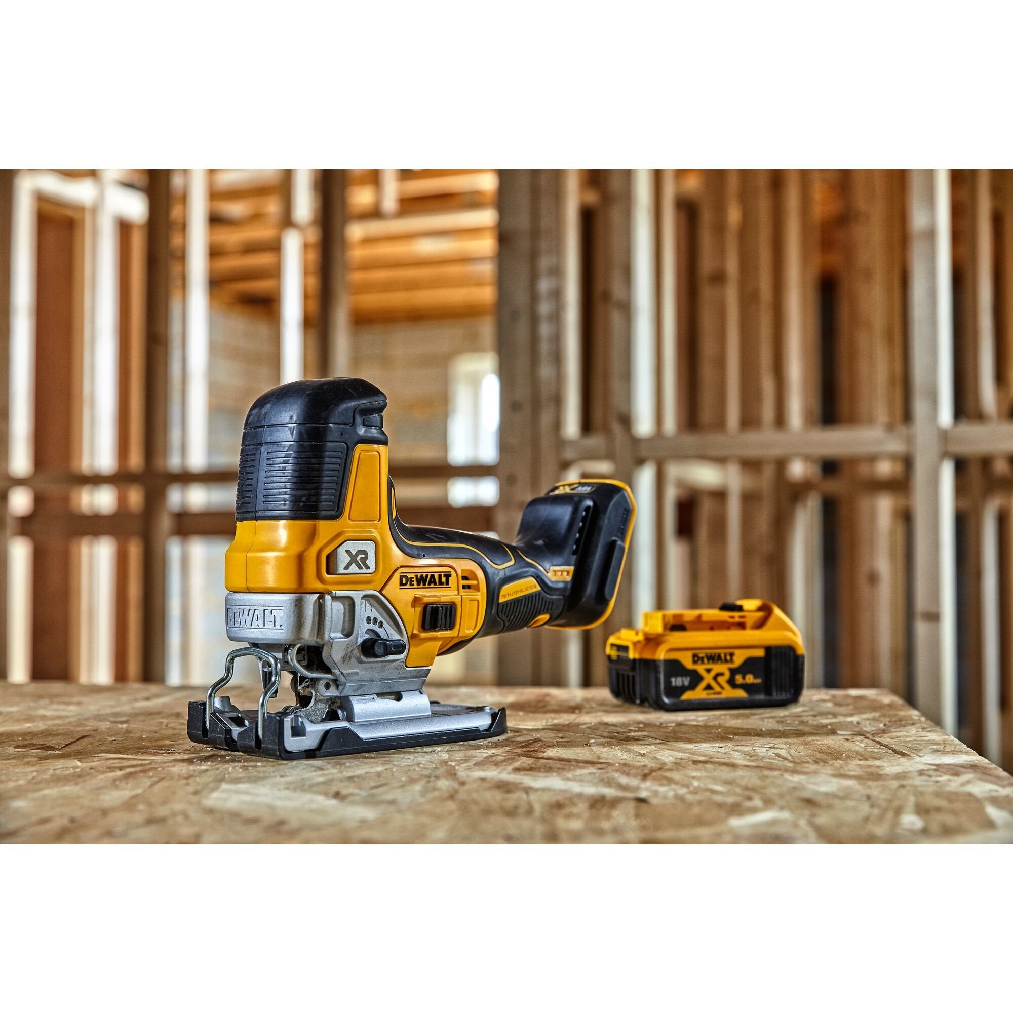 Sierra De Calar Eléctrica Dewalt Dcs335n-Xj