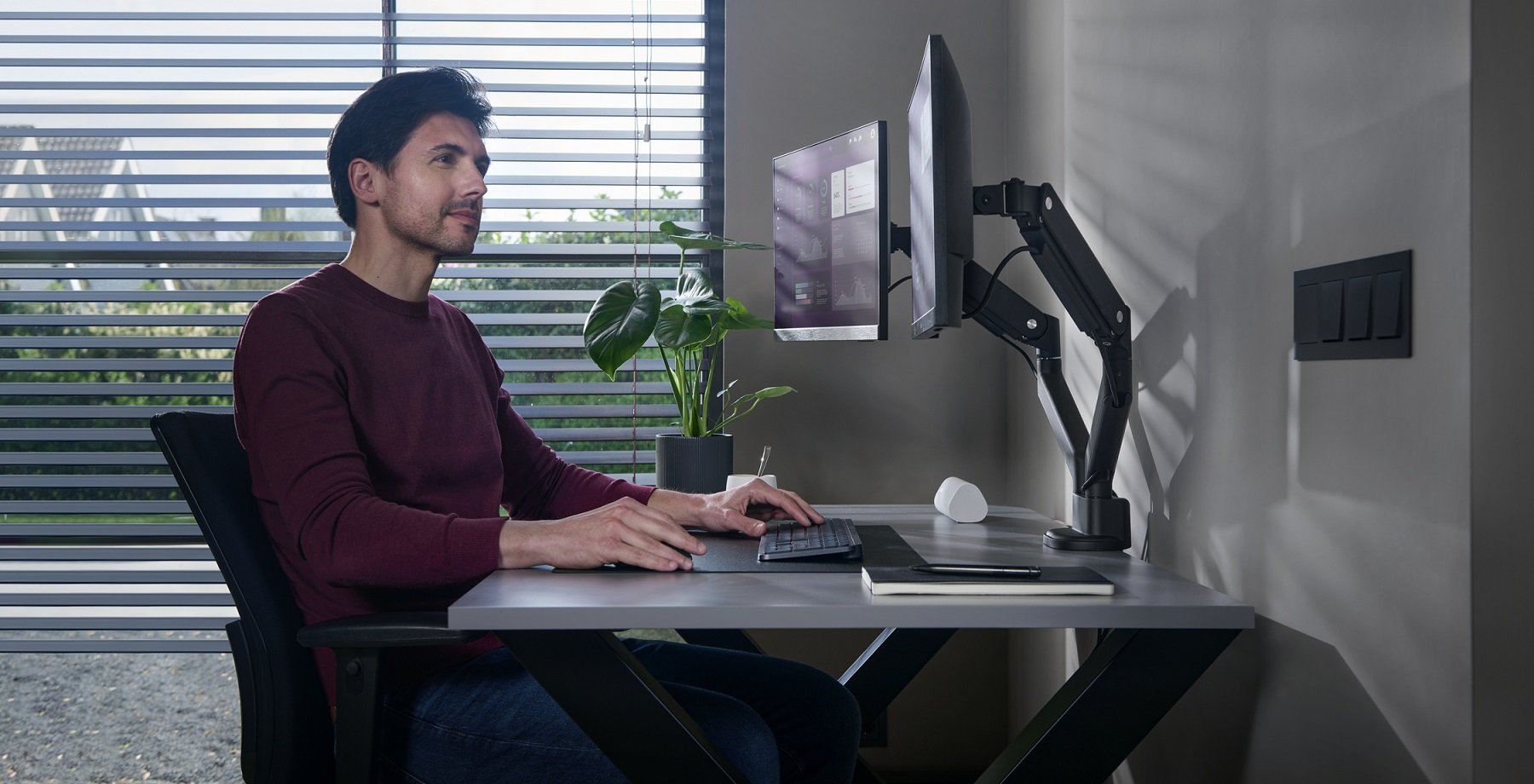 One For All Monitor Halterung Solid Dual Black         Dm 4210