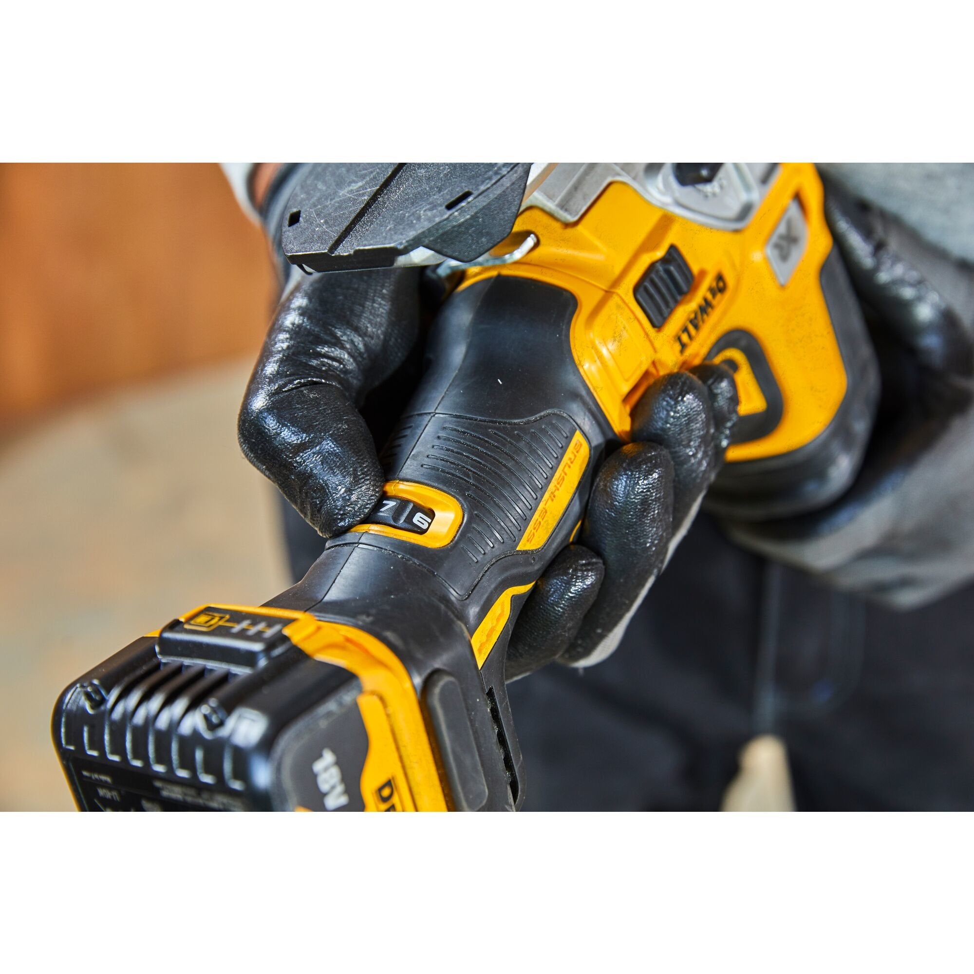 Sierra De Calar Eléctrica Dewalt Dcs335n-Xj