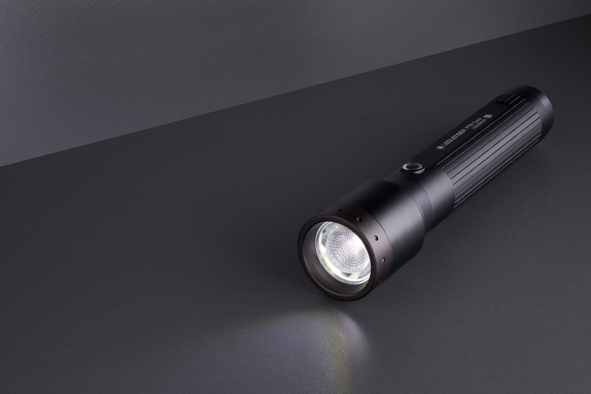 EAN 4058205020510 - Ledlenser P7R Core Negro Linterna de mano LED imagen 5