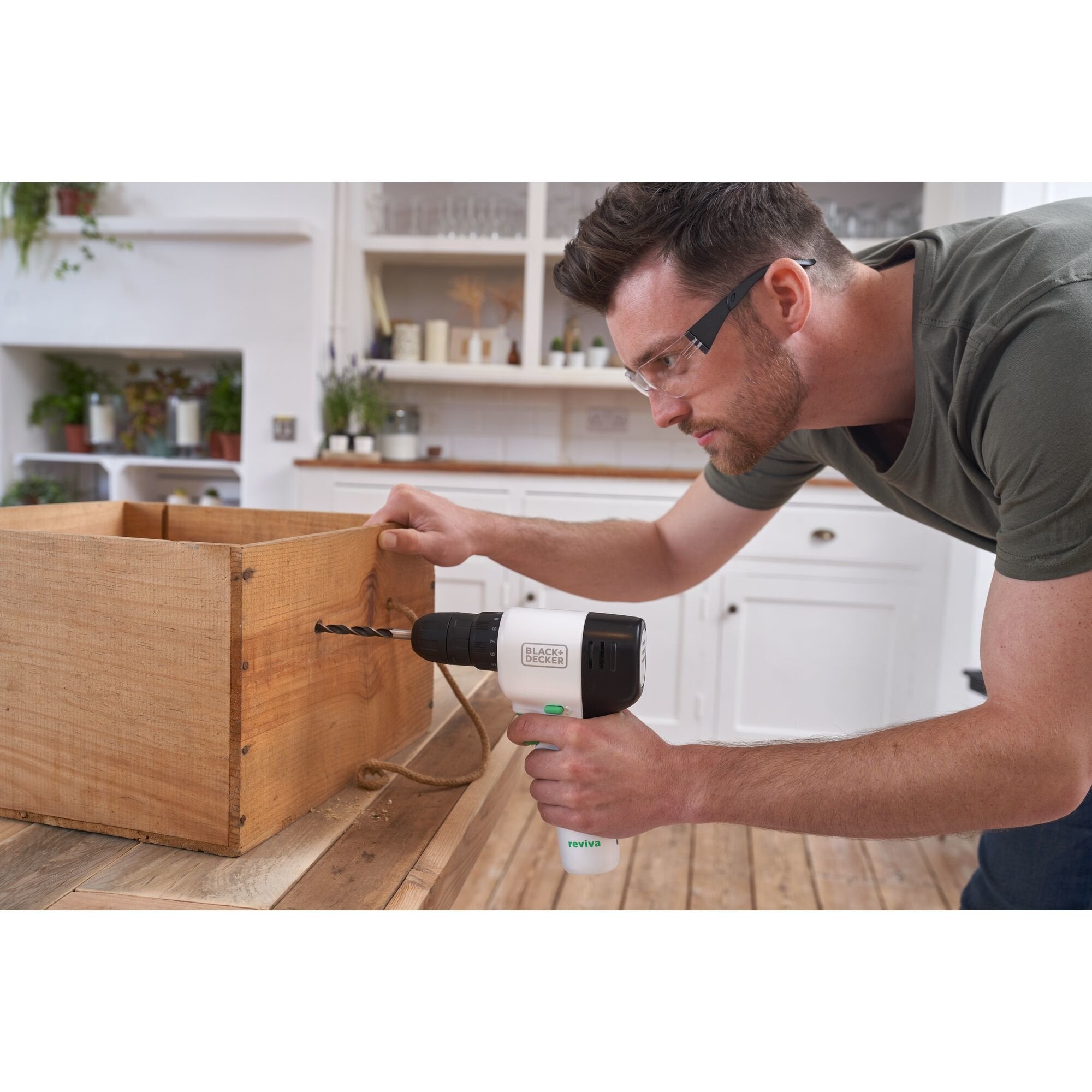 Taladro Atornillador A Batería Black+Decker Reviva, 12 Voltios Blanco/Negro, Batería De Ion De Litio Integrada 1,5 Ah Revdd12c-Qw