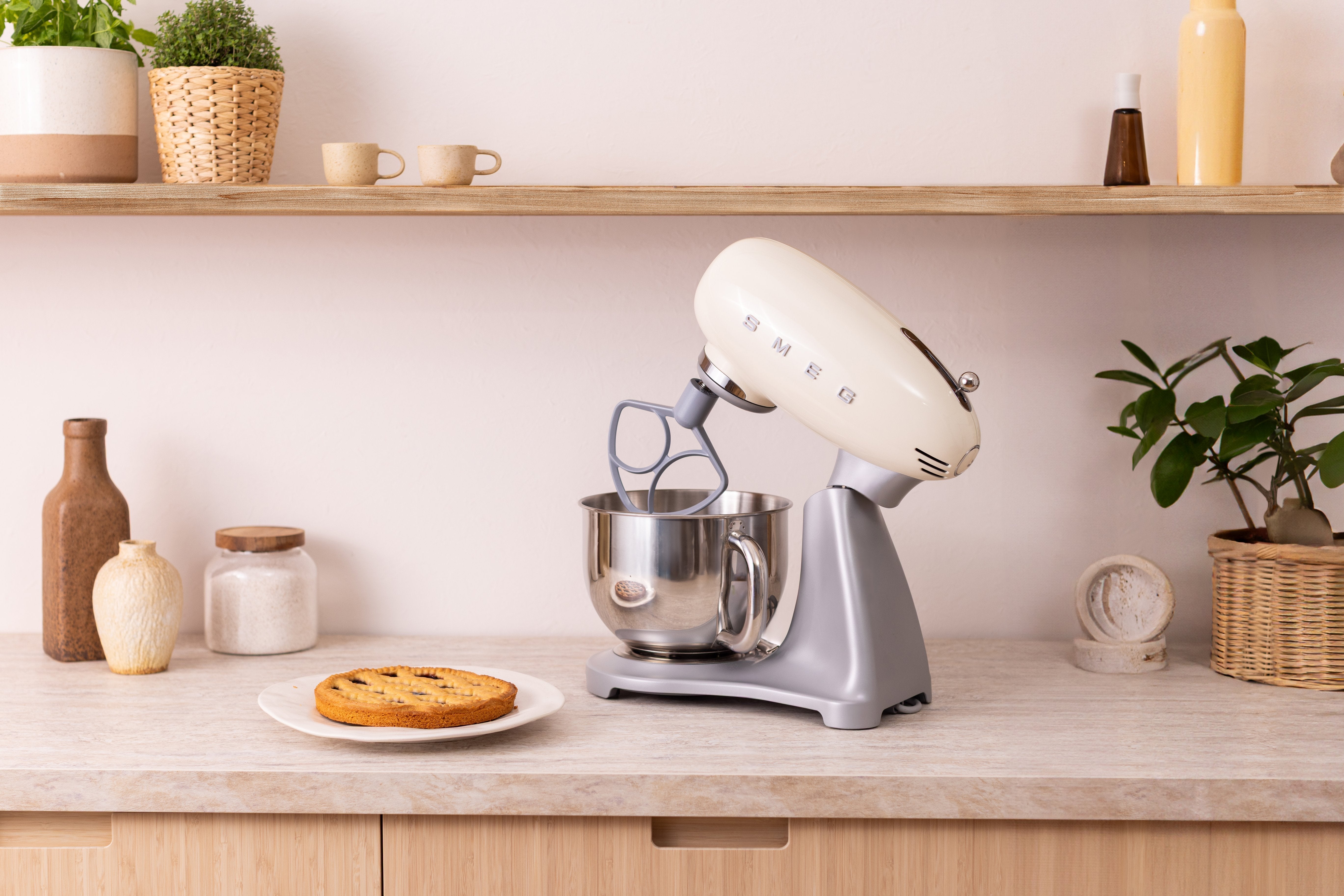 Máquina Multiusos Smeg Smf04creu, 4,8 L, 800 W, Color Crema.