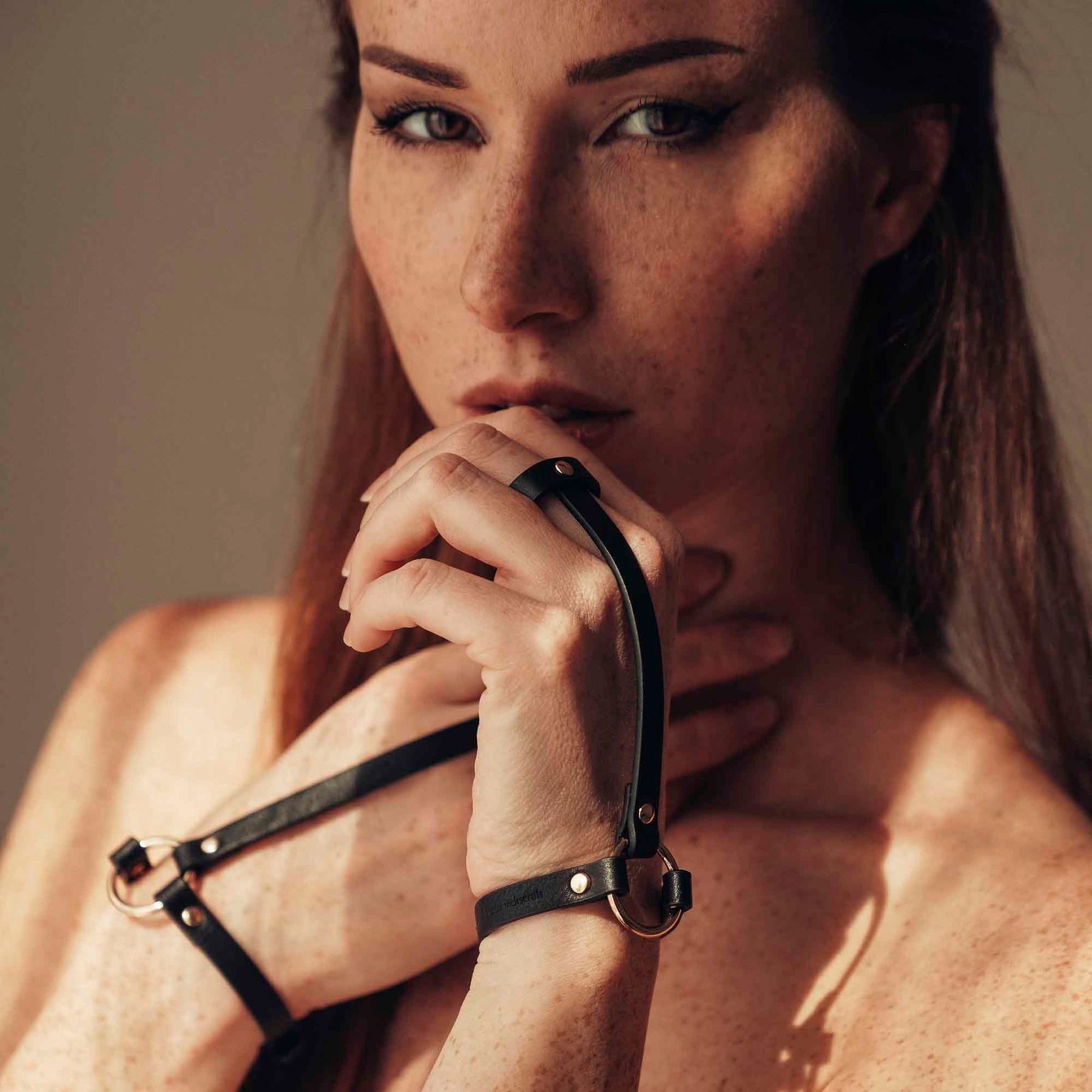 Bijoux - Indiscrets Maze Brazalete / Arnés Para Manos Negro