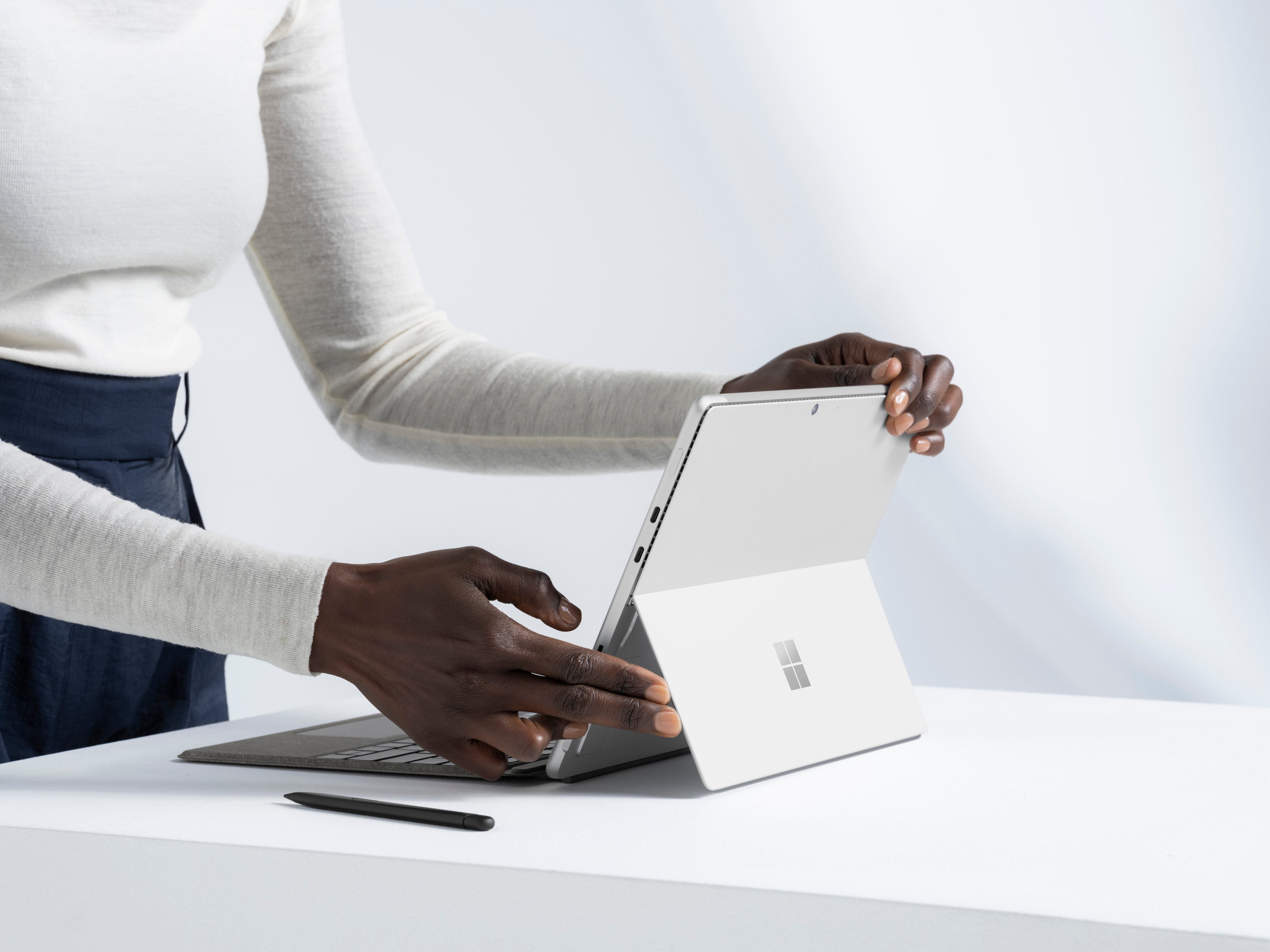 EAN 889842831955 - Microsoft Surface Pro 8 4G Intel® Core™ i5 LTE 256 GB 33 cm (13") 8 GB Wi-Fi 6 (802.11ax) Windows 10 Pro P imagen 16