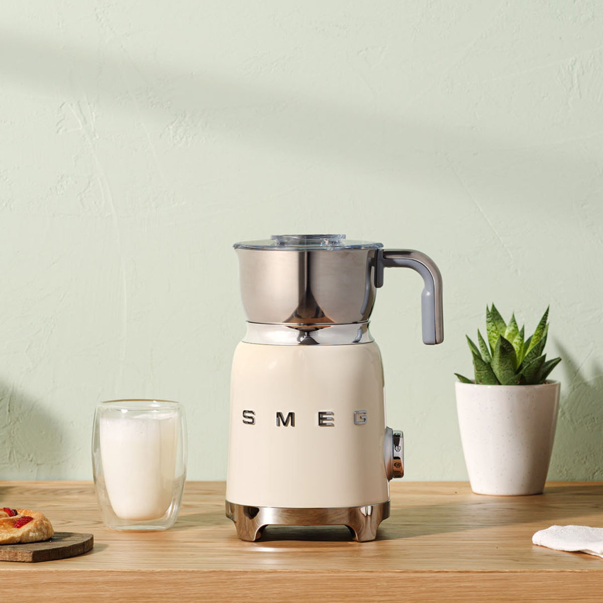 EAN 8017709316075 - Smeg MFF11CREU espumador o calentador de leche Calentador/espumador de leche automático Crema de color imagen 10