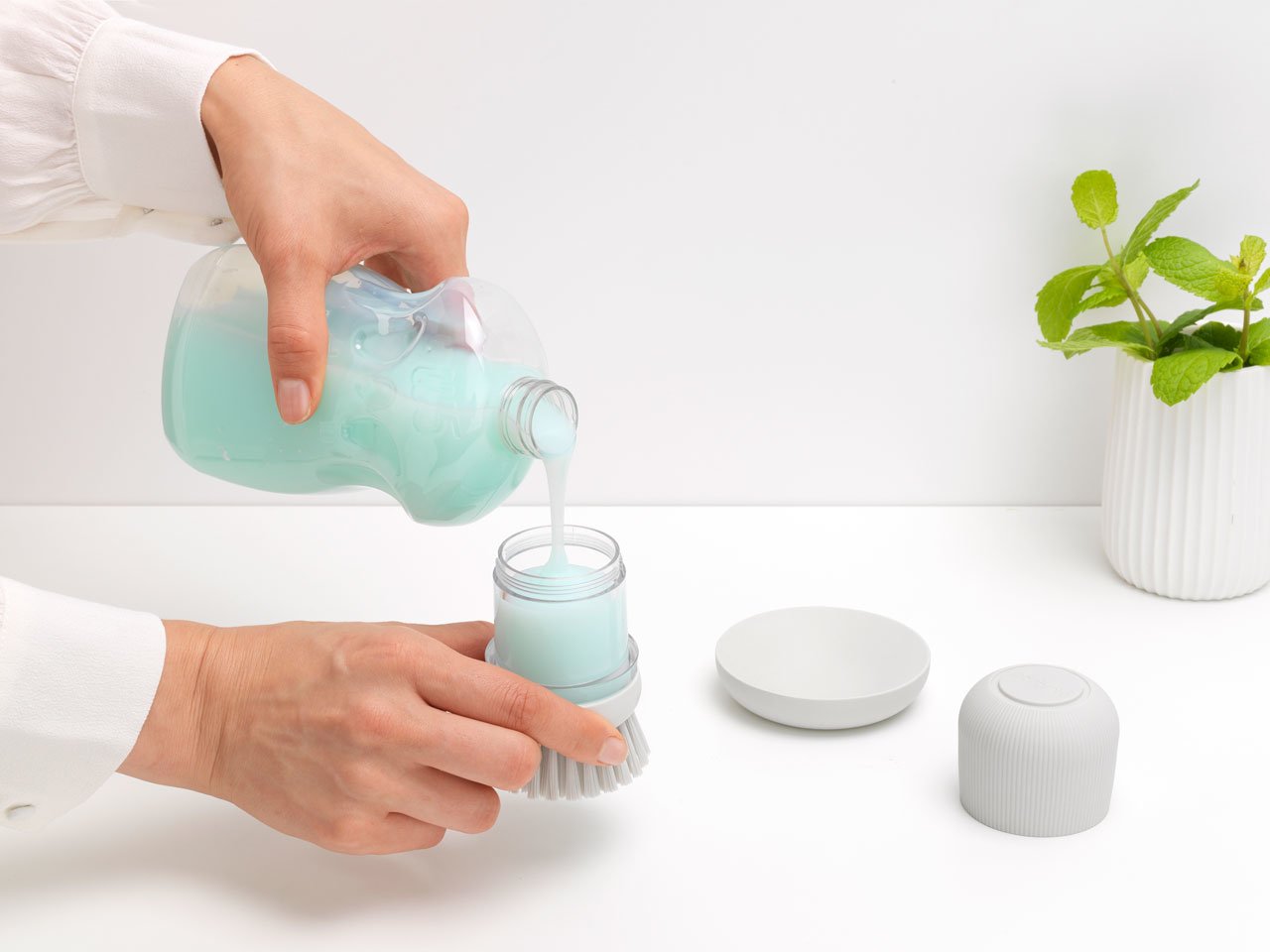 Cepillo Dispensador De Jabon Brabantia Gris Claro