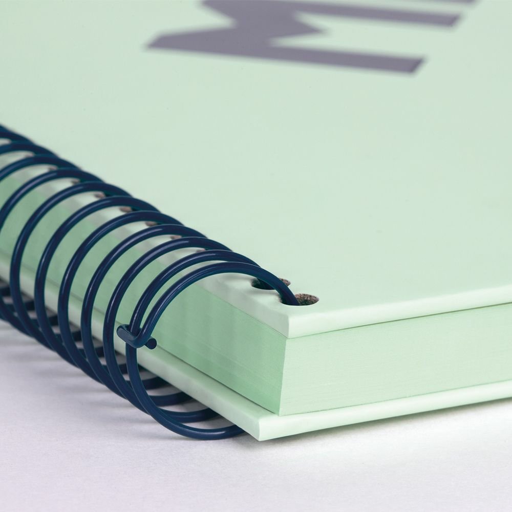 Milan Cuaderno Espiral Formato A4 Pautado 7mm - 80 Hojas De 95 Gr/M2 - Microperforado, 4 Taladros - Color Azul Oscuro