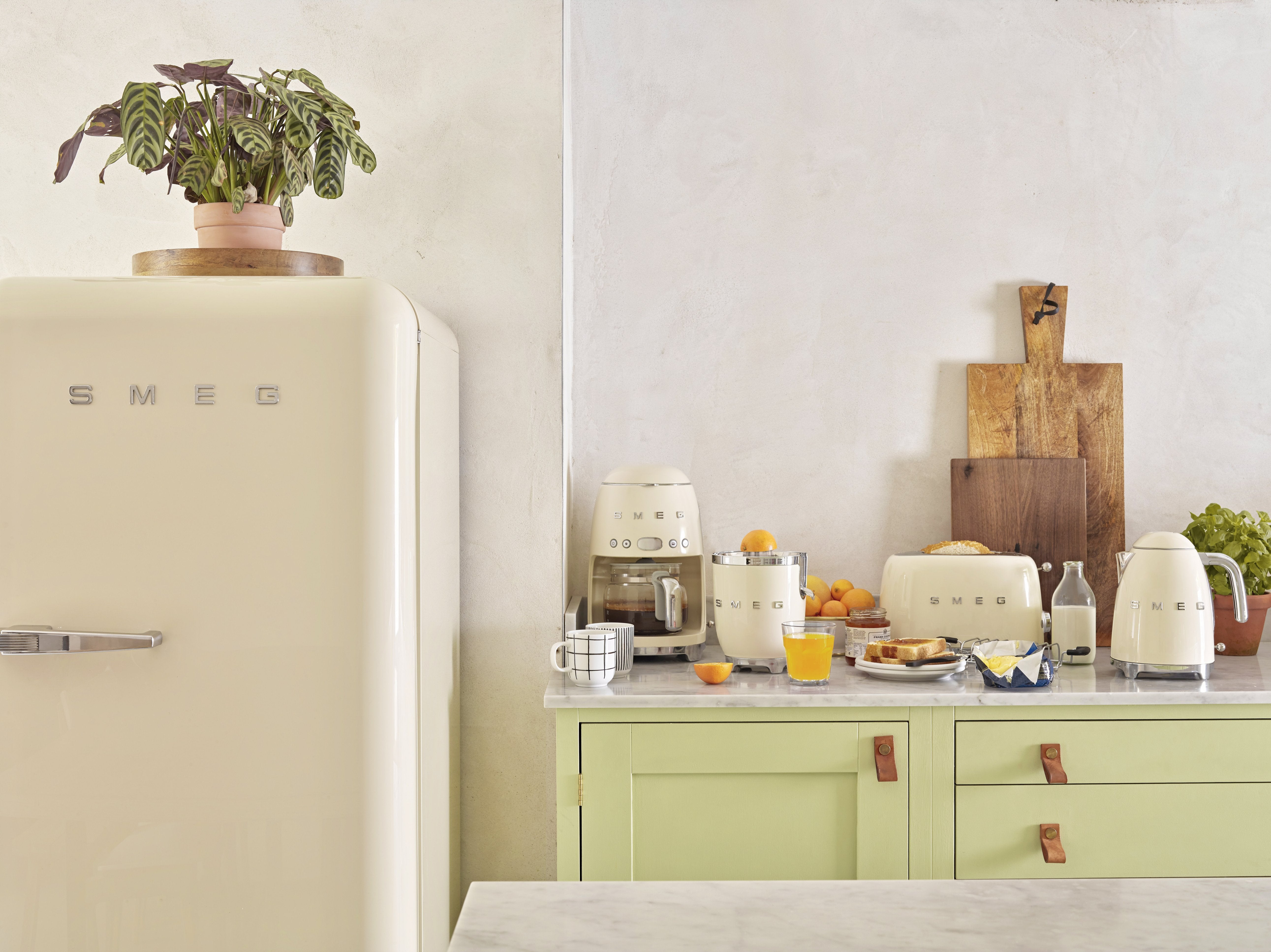 EAN 8017709227852 - Smeg KLF03CREU tetera eléctrica 1,7 L 2400 W Crema de color imagen 7