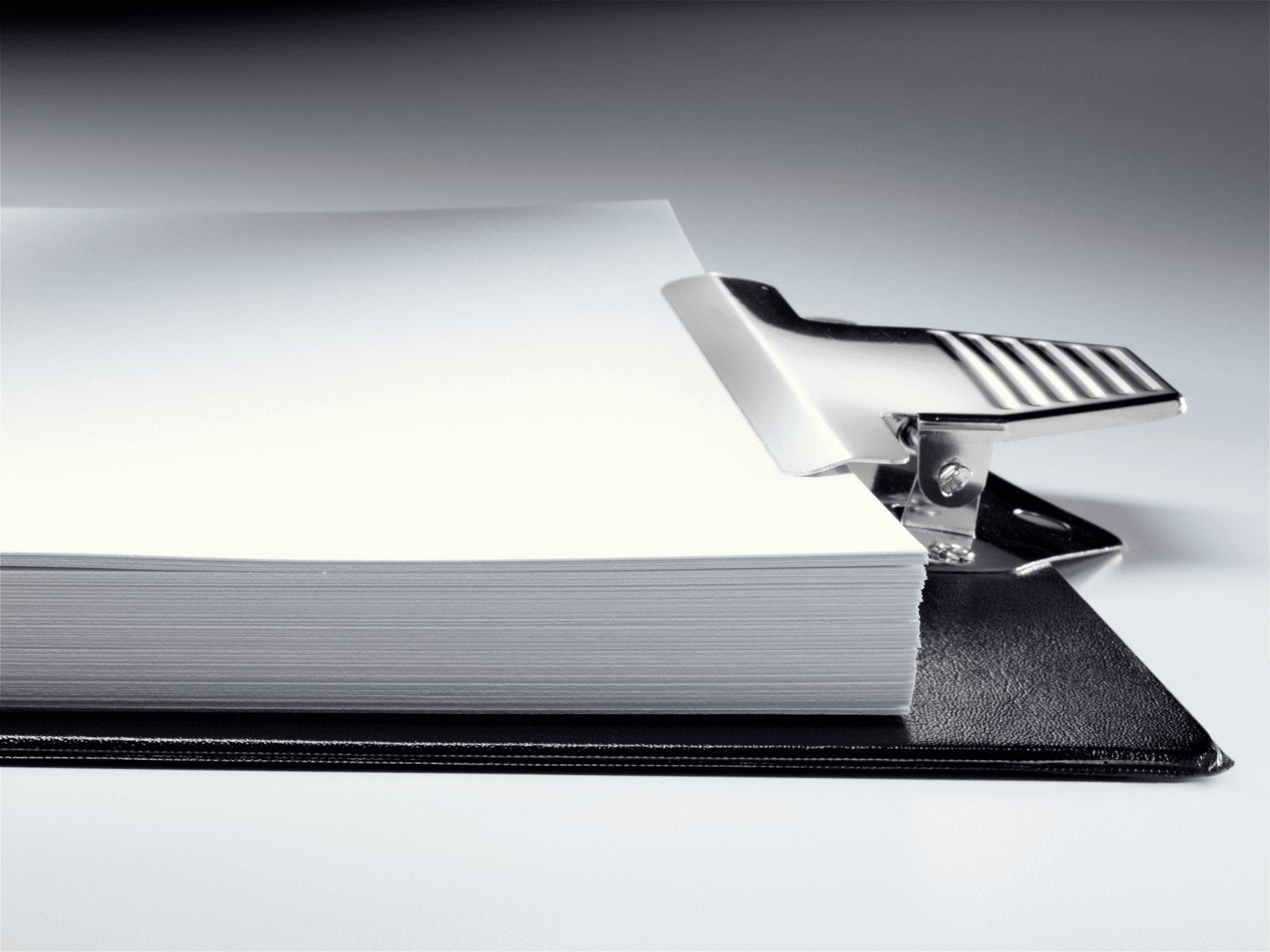 Leitz Carpeta Con Pinza , Base Plastico Forrado Negra