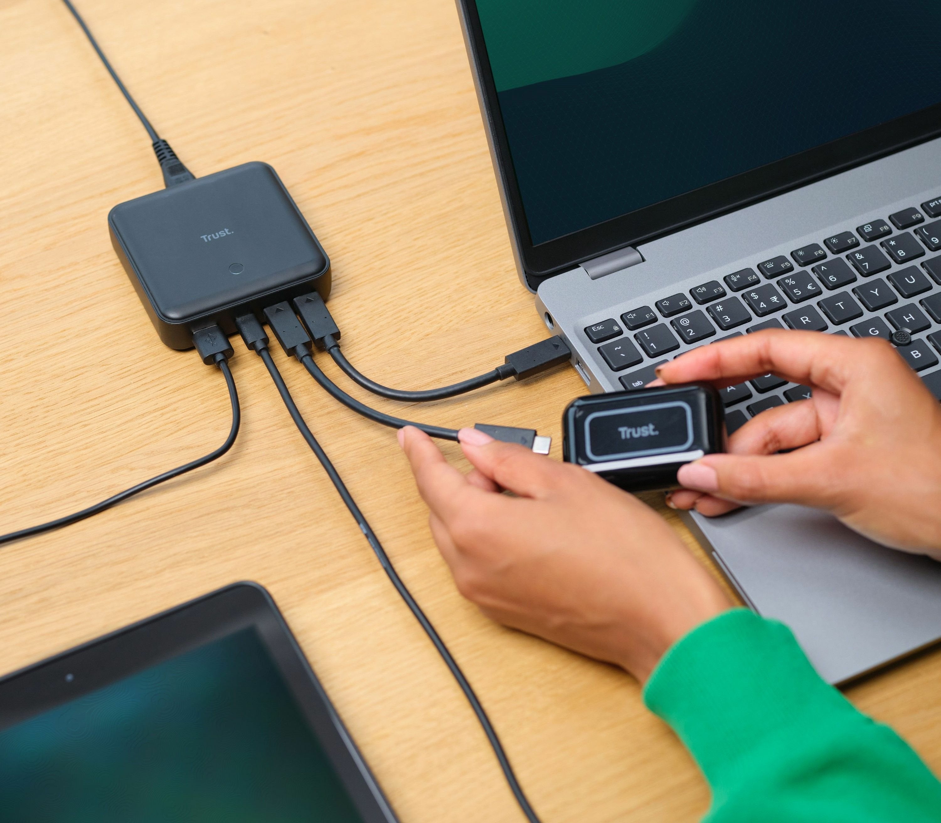 Cargador De Sobremesa Trust 25242 100w 3xusb-C 1xusb-A Pd 3.0