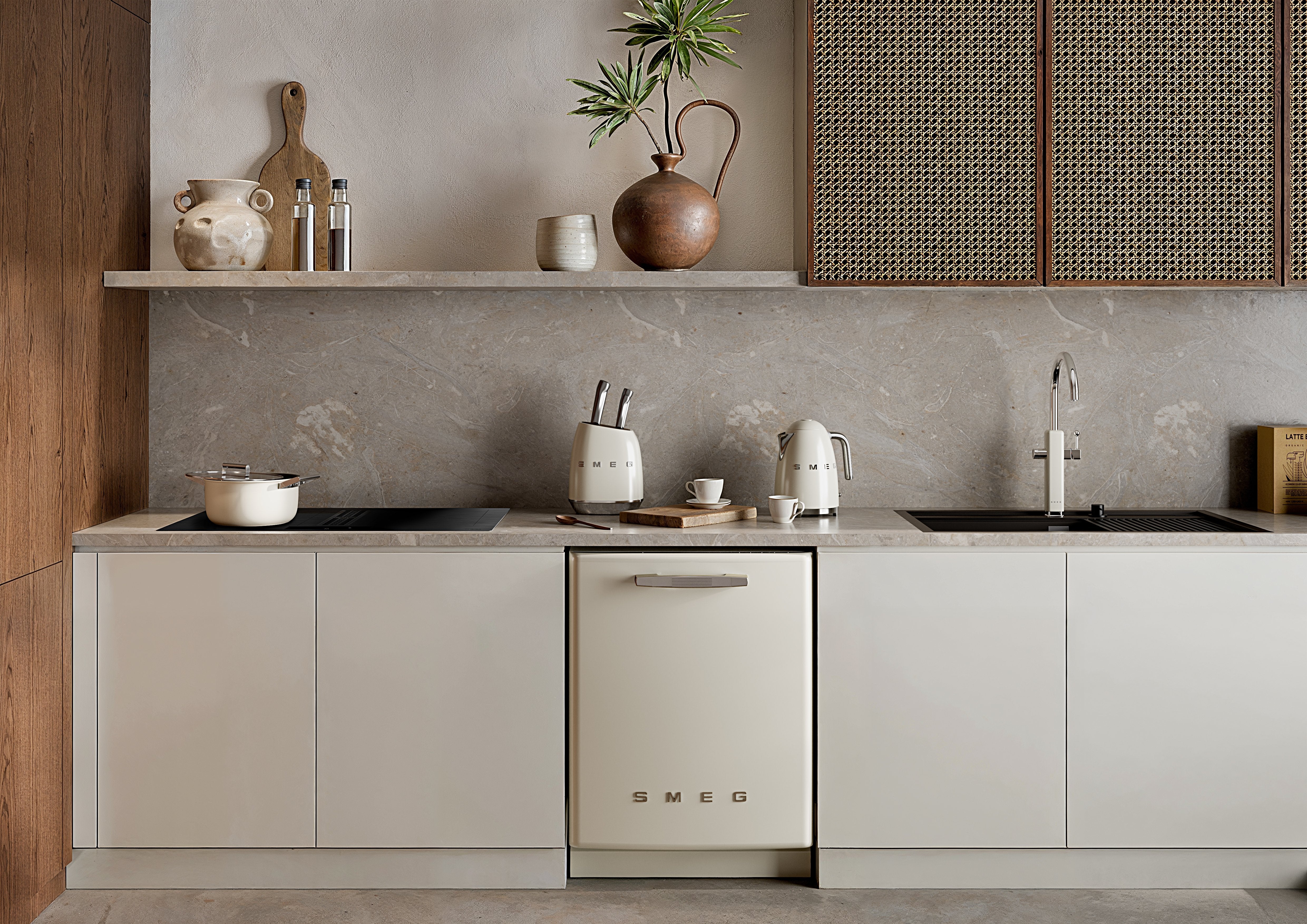 EAN 8017709227852 - Smeg KLF03CREU tetera eléctrica 1,7 L 2400 W Crema de color imagen 19