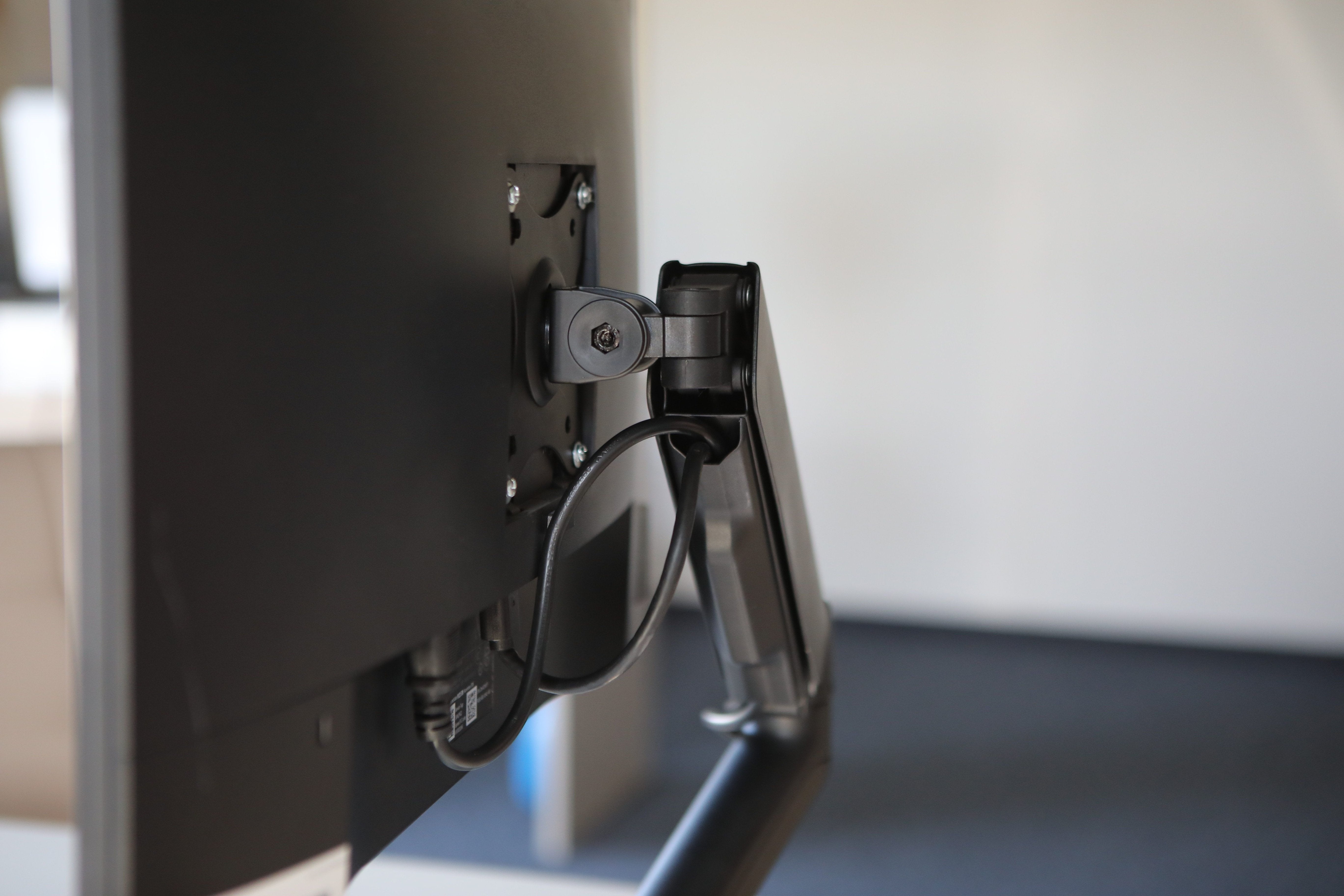 Savio Um-01 Soporte De Escritorio Para Monitor 17'' - 32'', 2 - 9 Kg, Resorte De Gas